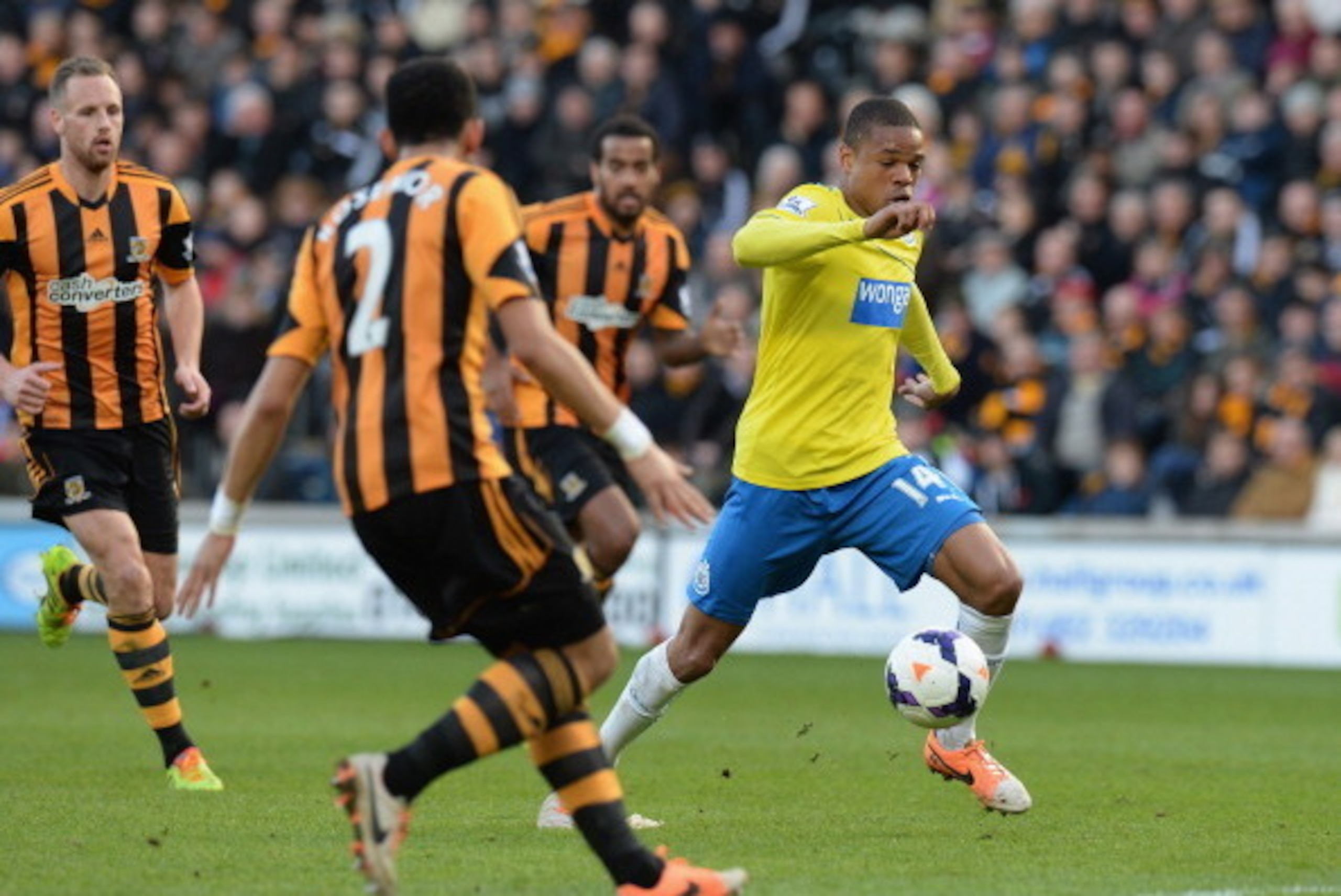 HULL, ENGLAND - MARCH 01: Loic Remy of Newcastle United battles his way through during the Barclays Premier League match between Hull City and Newcastle United at KC Stadium on March 1, 2014 in Hull, England.  (Photo by Tony Marshall/Getty Images)
