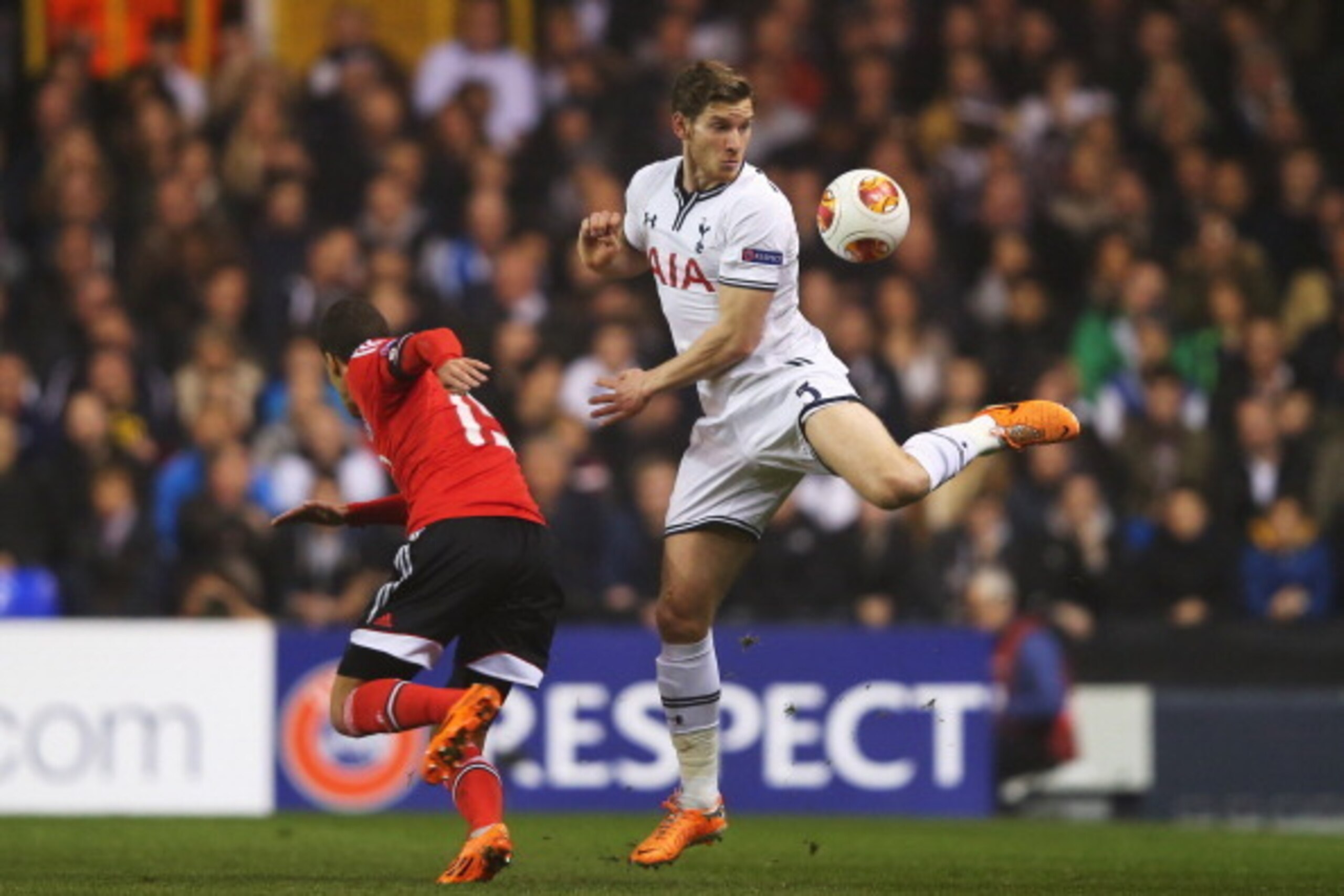 LONDON, ENGLAND - MARCH 13:  Jan Vertonghen of Tottenham Hotspur clears the ball from Rodrigo Moreno of Benfica during the UEFA Europa League Round of 16 first leg match between Tottenham Hotspur FC and SL Benfica at White Hart Lane on March 13, 2014 in L