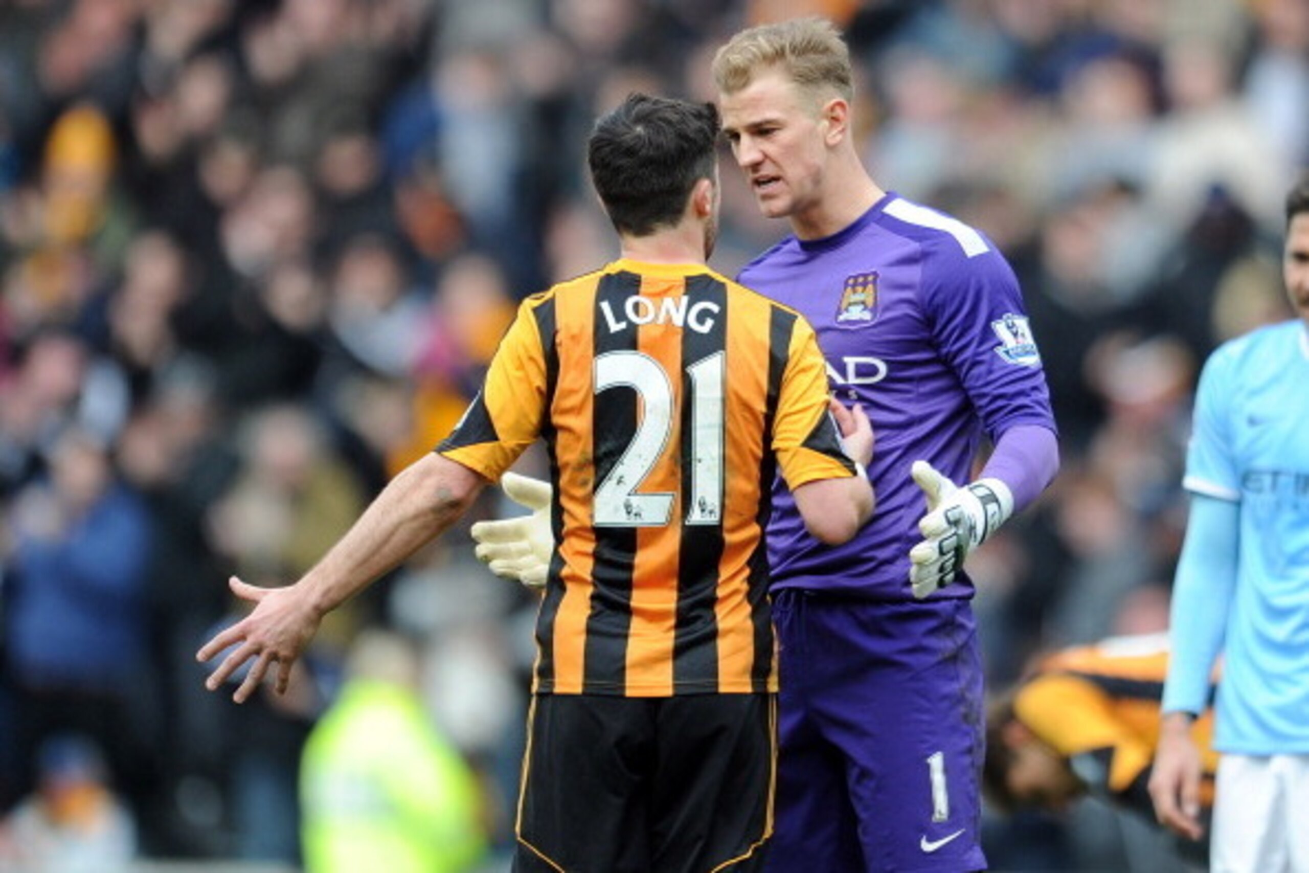 HULL, ENGLAND - MARCH 15:  Shane Long (L) of Hull City and Joe Hart of Manchester City have words with one another at the end of the game during the Barclays Premier League match between Hull City and Manchester City at the KC Stadium on March 15, 2014 in