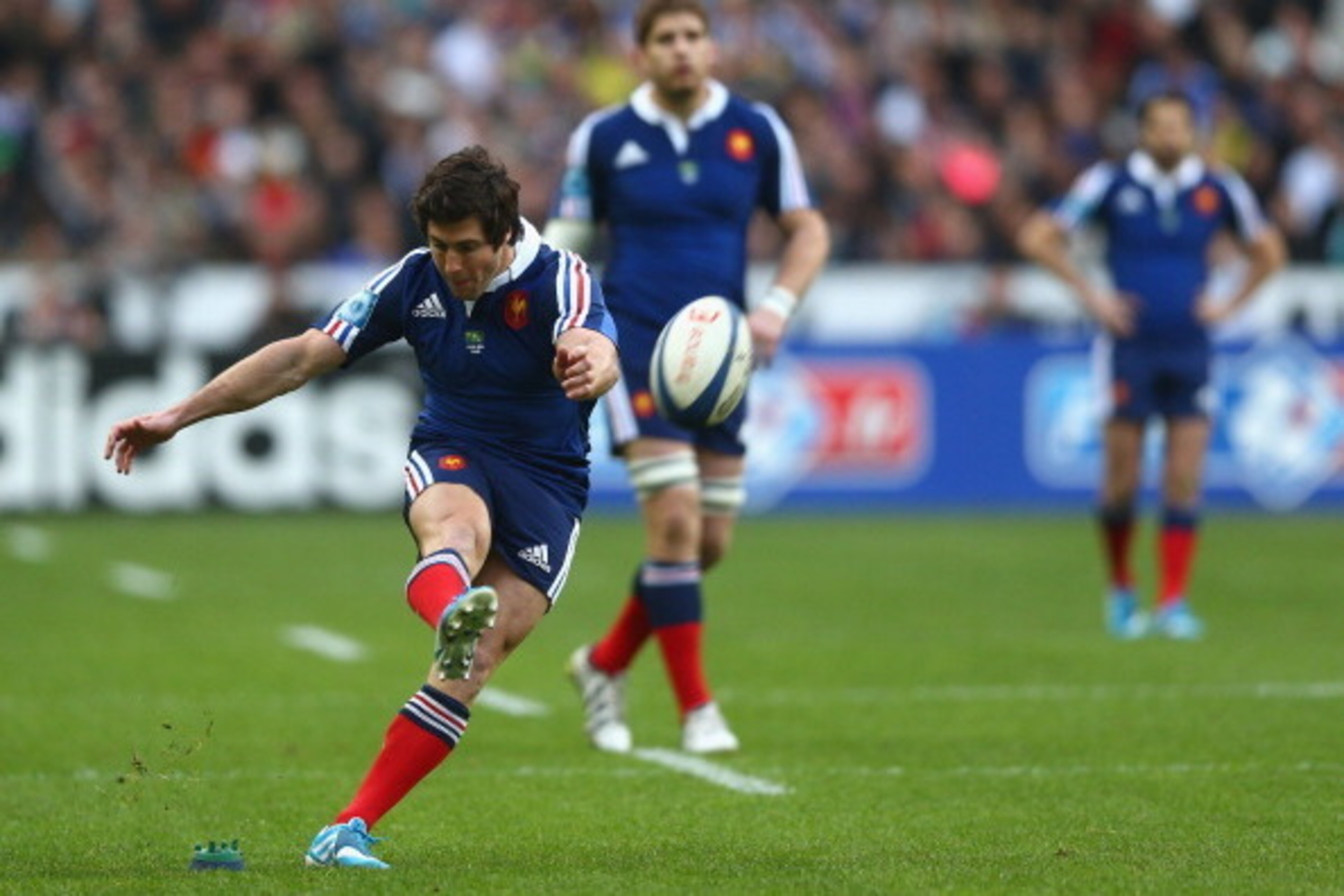 PARIS, FRANCE - MARCH 15:  Maxime Machenaud   of France kicks a penalty kick during the RBS Six Nations match between France and Ireland at Stade de France on March 15, 2014 in Paris, France.  (Photo by Paul Gilham/Getty Images)