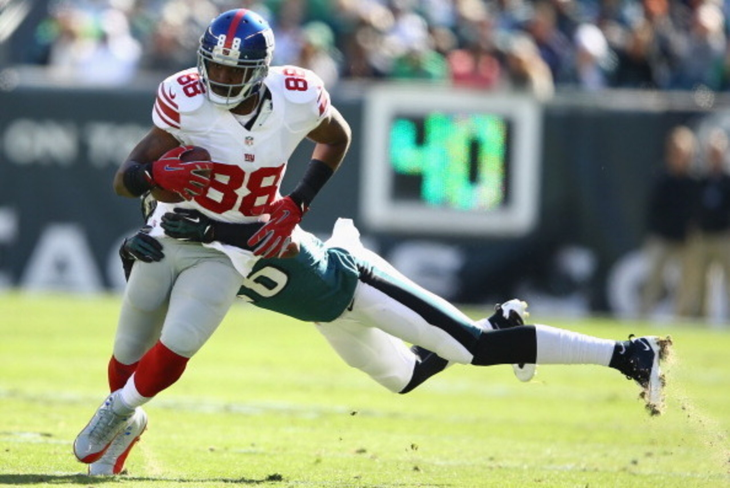 PHILADELPHIA, PA - OCTOBER 27:   Hakeem Nicks #88 of the New York Giants is tackled by   Cary Williams #26 of the Philadelphia Eagles  during their game at Lincoln Financial Field on October 27, 2013 in Philadelphia, Pennsylvania.  (Photo by Al Bello/Gett