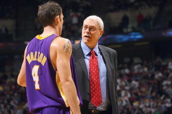 EAST RUTHERFORD, NJ - DECEMBER 22:  Luke Walton #4 talks with head coach Phil Jackson of the Los Angeles Lakers during the NBA game against the New Jersey Nets on December 22, 2006 at the Continental Airlines Arena in East Rutherford, New Jersey. The Lake