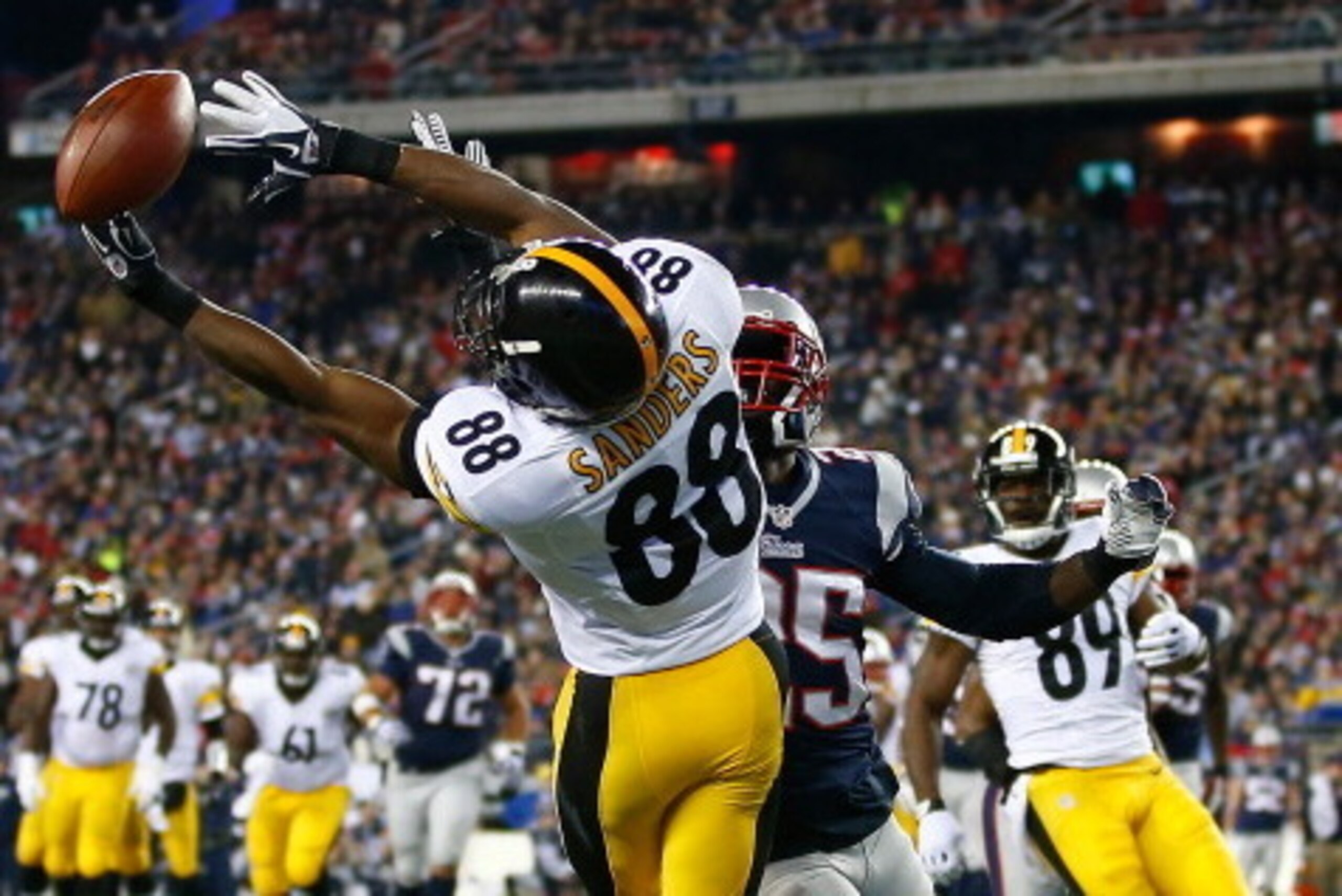 FOXBORO, MA - NOVEMBER 03:  Emmanuel Sanders #88 of the Pittsburgh Steelers misses an attempted pass in the endzone in front of Kyle Arrington #25 of the New England Patriots in the second quarter at Gillette Stadium on November 3, 2013 in Foxboro, Massac
