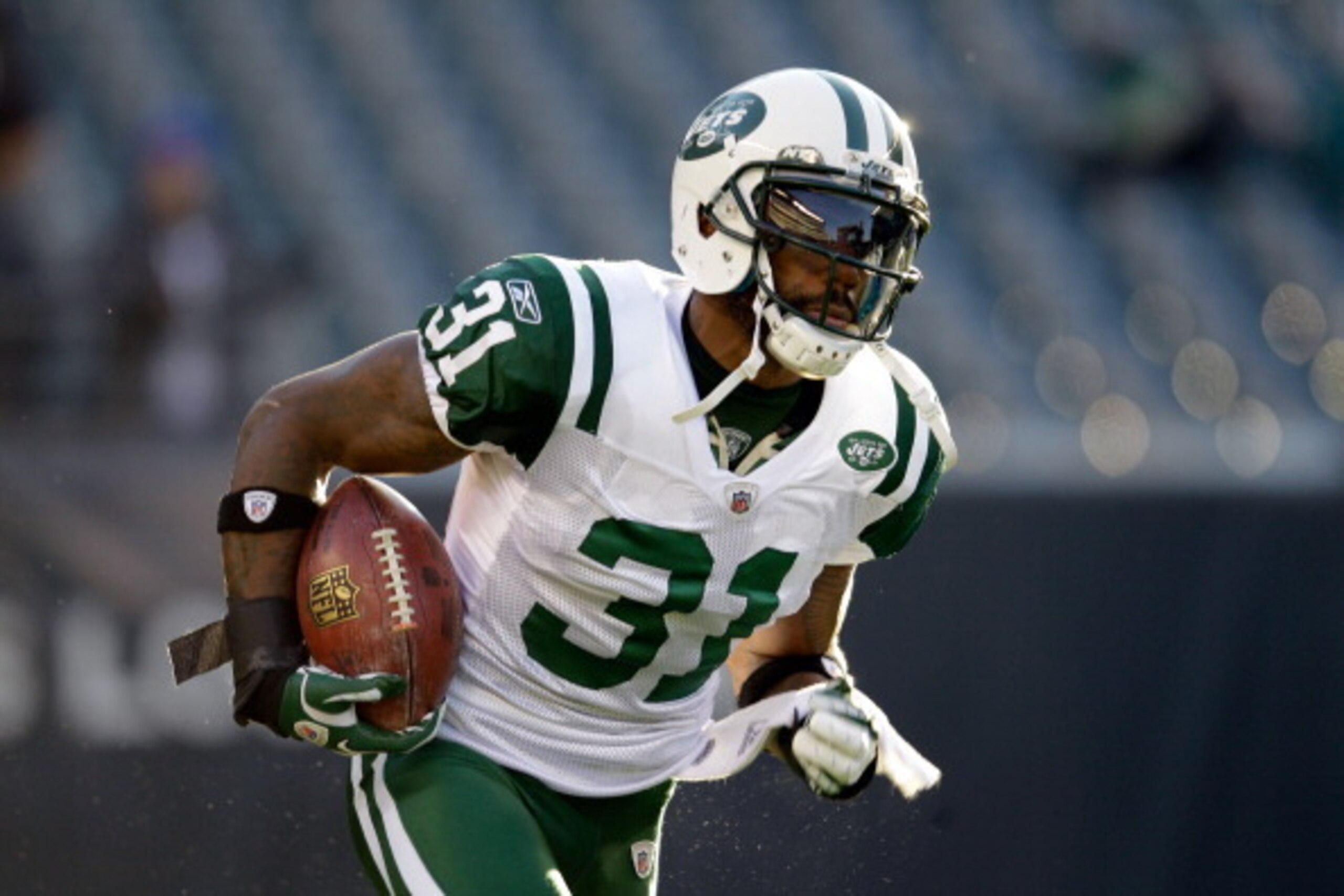 PHILADELPHIA, PA - DECEMBER 18:  Antonio Cromartie #31 of the New York Jets warms up before the start of the Jets game against the Philadelphia Eagles at Lincoln Financial Field on December 18, 2011 in Philadelphia, Pennsylvania.  (Photo by Rob Carr/Getty
