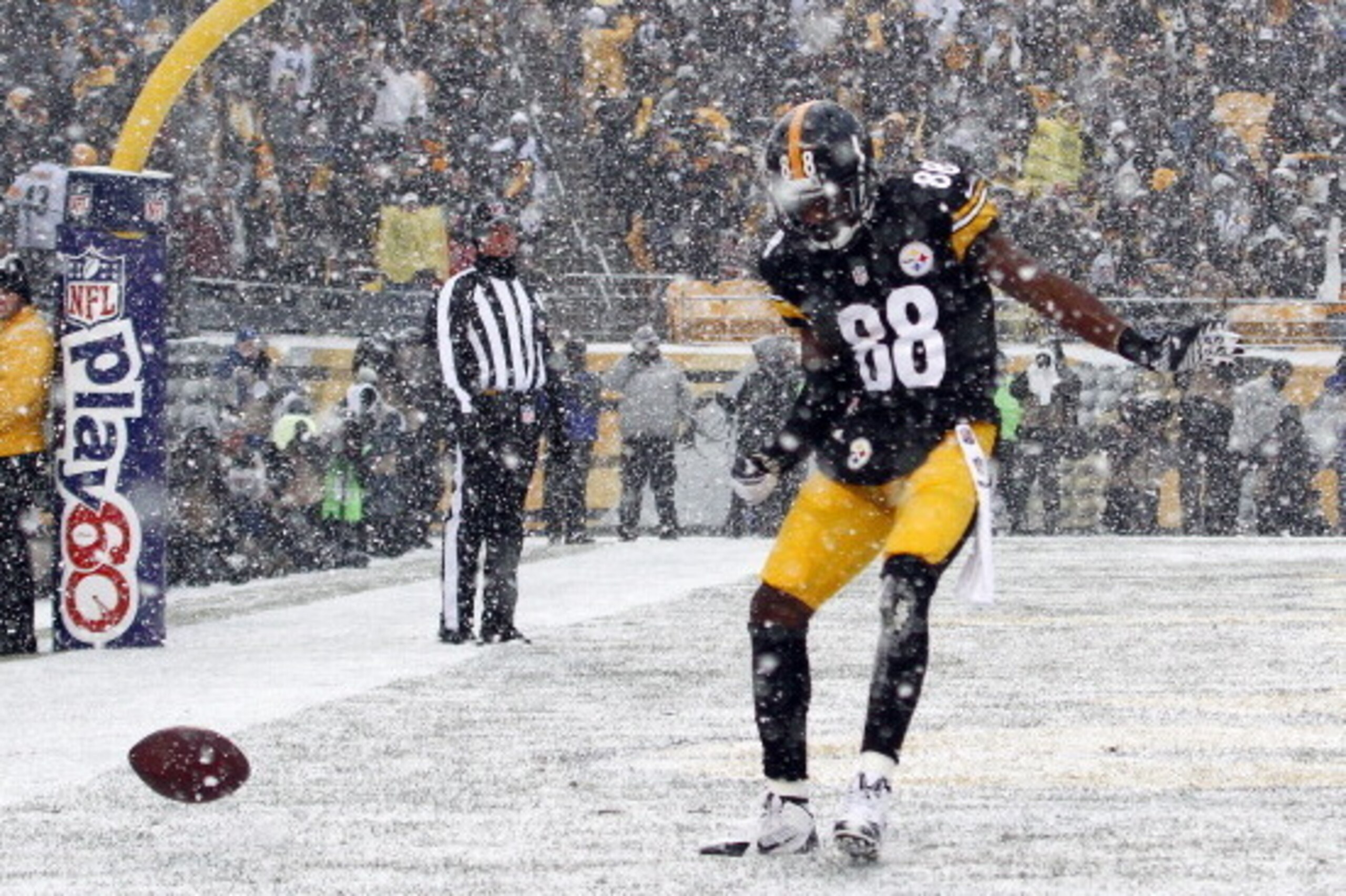 PITTSBURGH, PA - DECEMBER 08: Emmanuel Sanders #88 of the Pittsburgh Steelers celebrates after scoring on a 5 yard touchdown pass in the first half against the Miami Dolphins during the game on December 8, 2013 at Heinz Field in Pittsburgh, Pennsylvania. PITTSBURGH, PA - DECEMBER 08: Emmanuel Sanders #88 of the Pittsburgh Steelers celebrates after scoring on a 5 yard touchdown pass in the first half against the Miami Dolphins during the game on December 8, 2013 at Heinz Field in Pittsburgh, Pennsylvania.