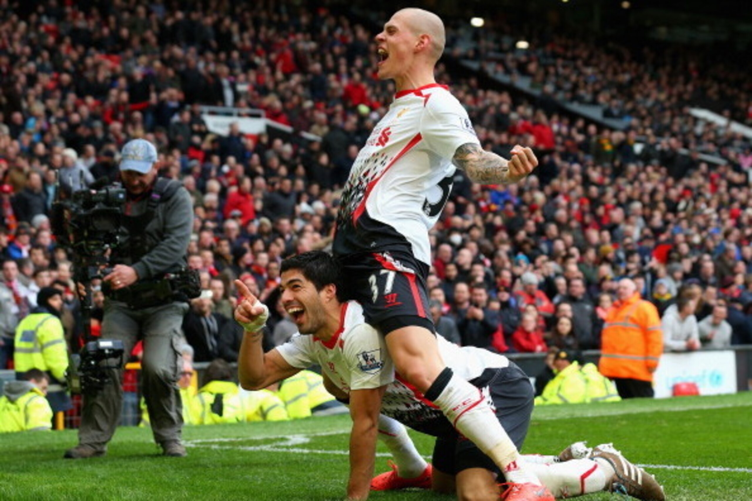 MANCHESTER, ENGLAND - MARCH 16:  Luis Suarez of Liverpool celebrates scoring his team's third goal with Martin Skrtel (R) during the Barclays Premier League match between Manchester United and Liverpool at Old Trafford on March 16, 2014 in Manchester, Eng