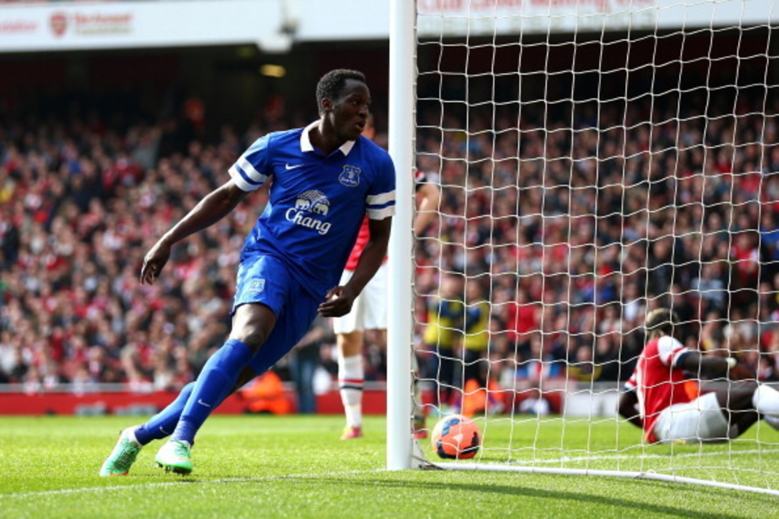 LONDON, ENGLAND - MARCH 08:  Romelu Lukaku of Everton celebrates after scoring a goal to level the scores at 1-1 during the FA Cup Quarter-Final match between Arsenal and Everton at Emirates Stadium on March 8, 2014 in London, England.  (Photo by Paul Gil