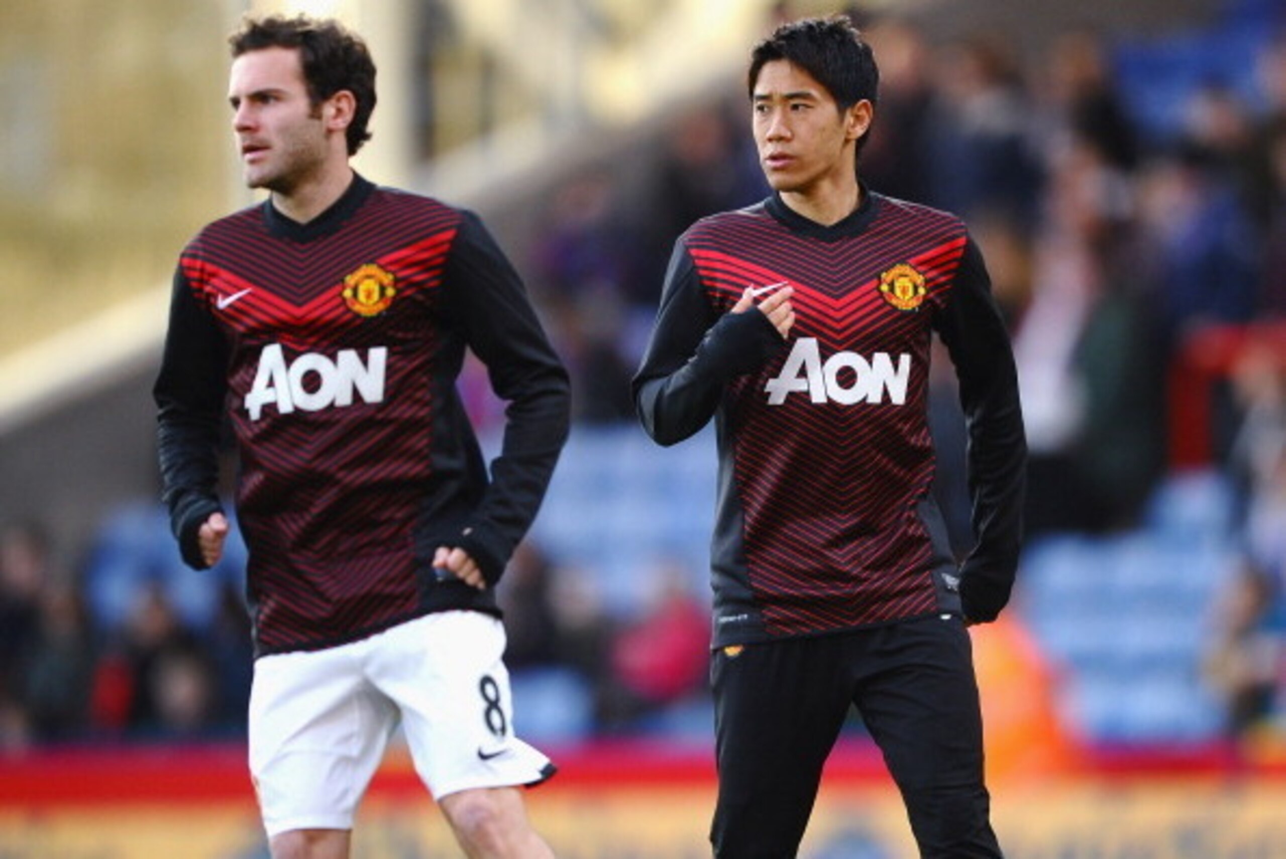 LONDON, ENGLAND - FEBRUARY 22: Juan Mata and Shinji Kagawa of Manchester United warm up prior to the Barclays Premier League match between Crystal Palace and Manchester United at Selhurst Park on February 22, 2014 in London, England.  (Photo by Laurence G