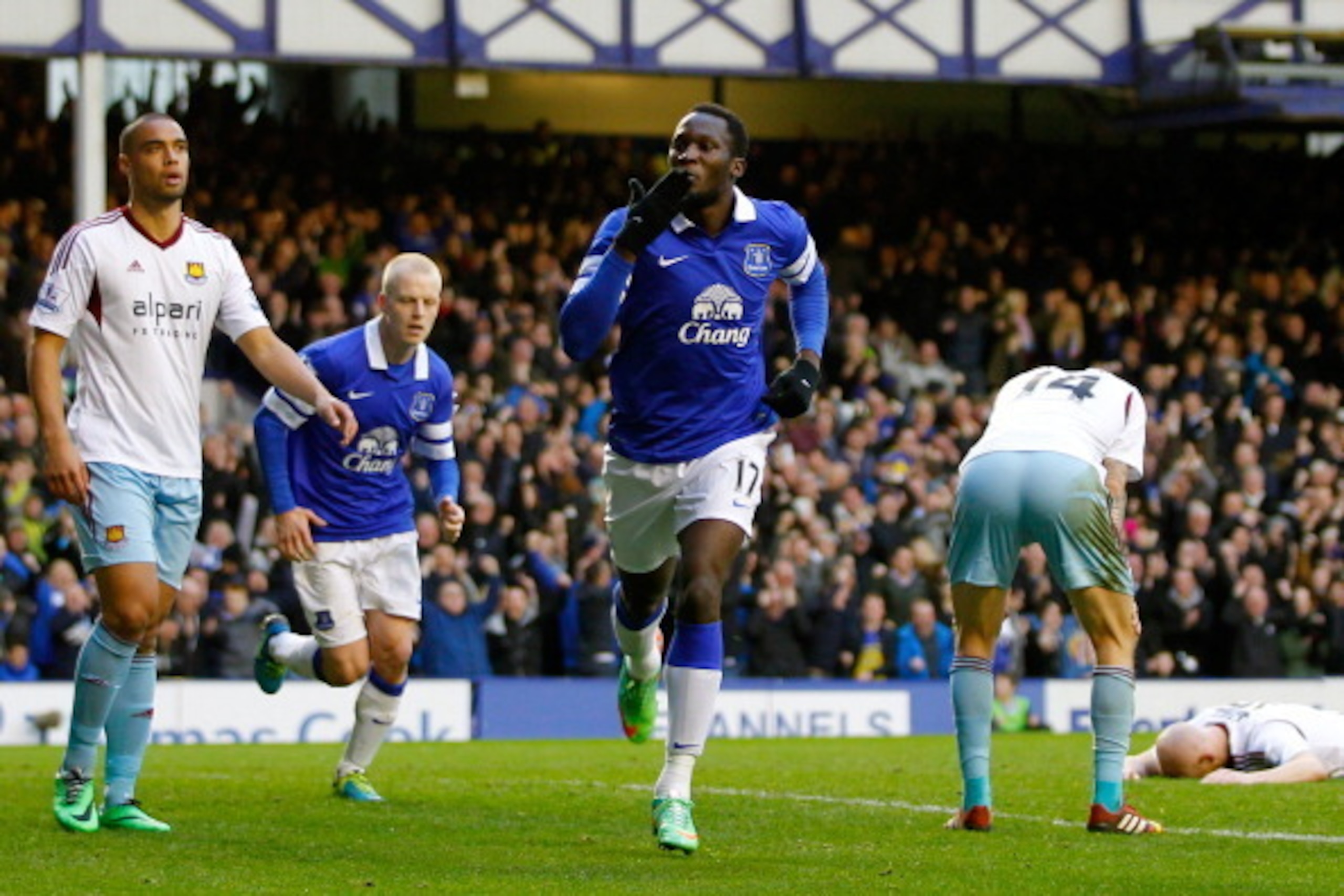 LIVERPOOL, ENGLAND - MARCH 01: Romelu Lukaku of Everton celebrates his goal during the Barclays Premier League match between Everton and West Ham at Goodison Park on March 1, 2014 in Liverpool, England. (Photo by Paul Thomas/Getty Images)
