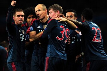 LONDON, ENGLAND - FEBRUARY 19:  Arjen Robben of Bayern Muenchen congratulates Toni Kroos of Bayern Muenchen on scoring their first goal during the UEFA Champions League Round of 16 first leg match between Arsenal and FC Bayern Muenchen at Emirates Stadium