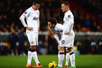 LONDON, ENGLAND - FEBRUARY 22: Robin Van Persie, Juan Mata and Wayne Rooney of Manchester United stand over a free kick during the Barclays Premier League match between Crystal Palace and Manchester United at Selhurst Park on February 22, 2014 in London, 