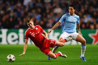 MANCHESTER, ENGLAND - OCTOBER 02: Toni Kroos of Muenchen is challenged by Samir Nasri of Manchester City during the UEFA Champions League Group D match between Manchester City and FC Bayern Muenchen at Etihad Stadium on October 2, 2013 in Manchester, Engl