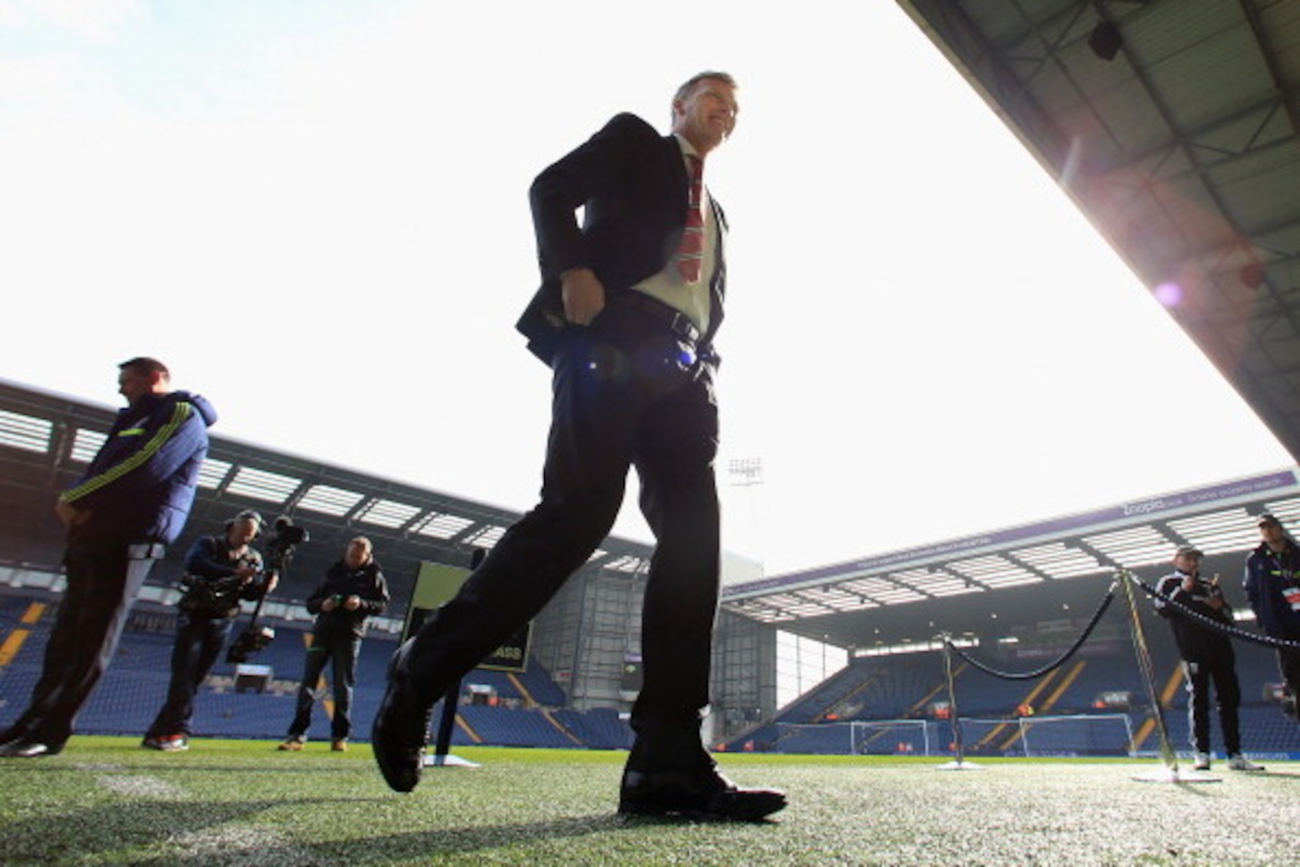 WEST BROMWICH, ENGLAND - MARCH 08:  Manchester United manager David Moyes walks on the pitch before the Barclays Premier League match between Manchester United and West Bromwich Albion at The Hawthorns on March 8, 2014 in West Bromwich, England.  (Photo b