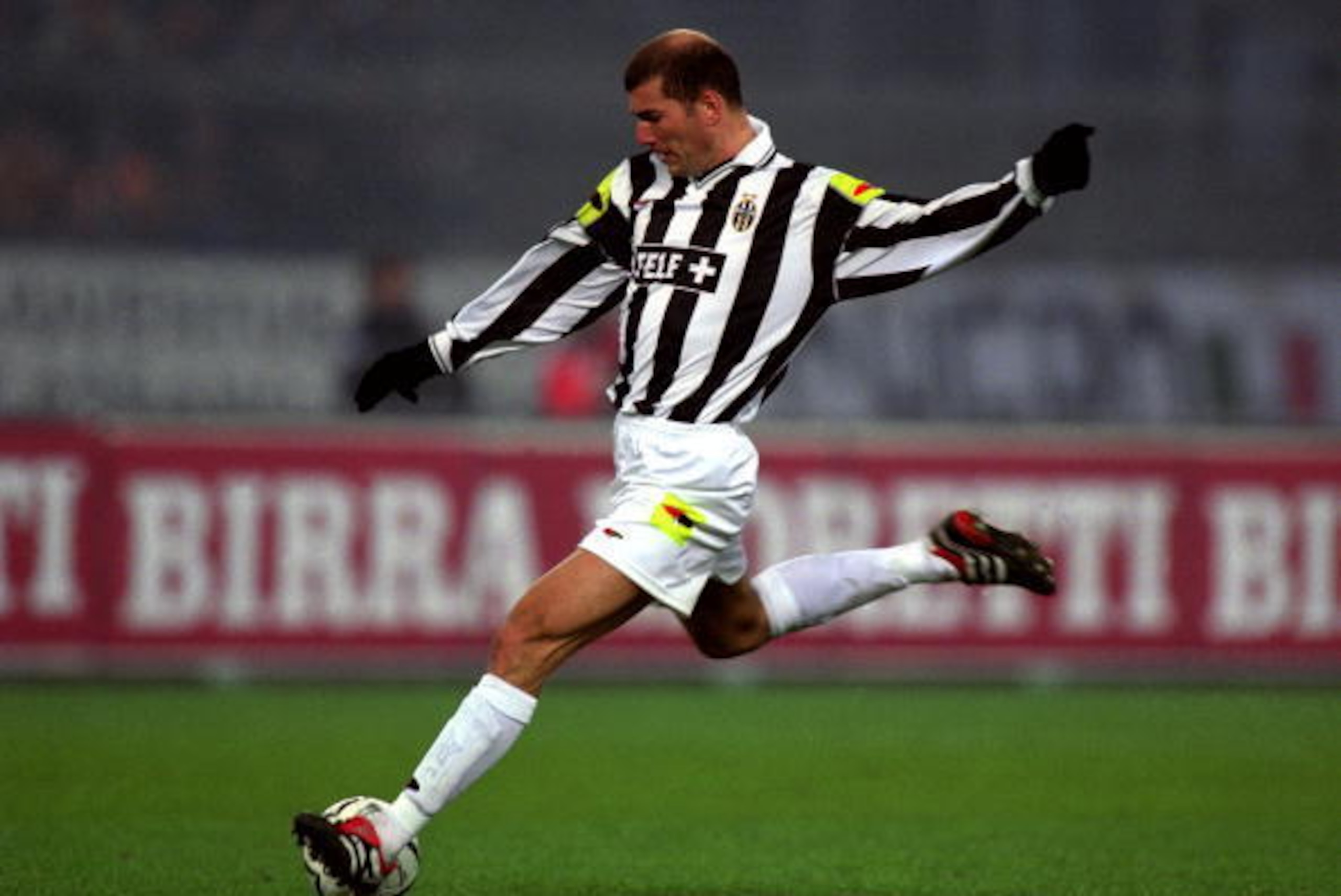 25 Feb 2001:  Zinedine Zidane of Juventus in action during the Serie A match against AC Milan at the Stadio Delle Alpi in Turin, Italy. \ Mandatory Credit: Claudio Villa /Allsport