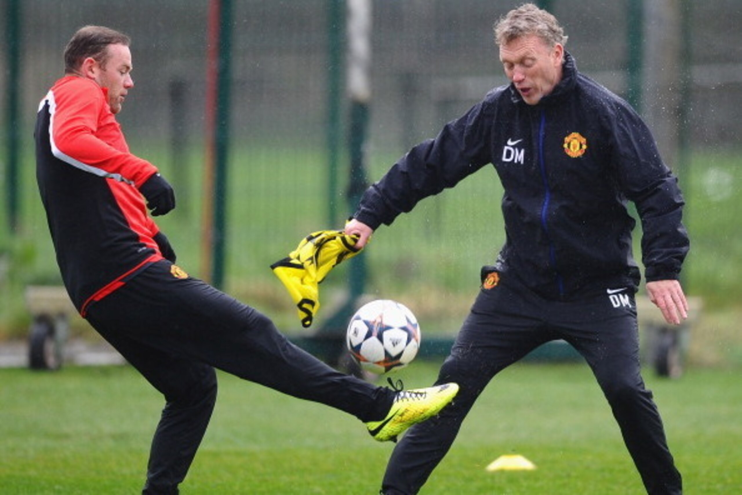 MANCHESTER, ENGLAND - MARCH 18: David Moyes of Manchester United challenges Wayne Rooney  during a training session at Aon Training Complex on March 18, 2014 in Manchester, England.  (Photo by Laurence Griffiths/Getty Images)