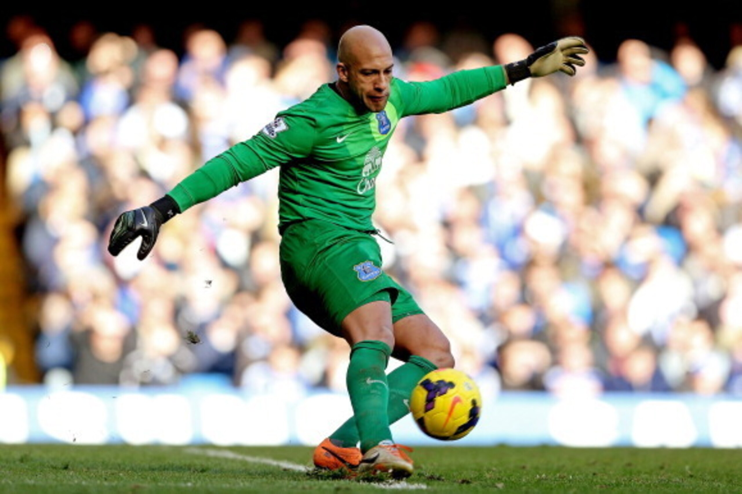LONDON, ENGLAND - FEBRUARY 22:  Tim Howard of Evertonl during the Barclays Premier League match between Chelsea and Everton at Stamford Bridge on February 22, 2014 in London, England.  (Photo by Scott Heavey/Getty Images)