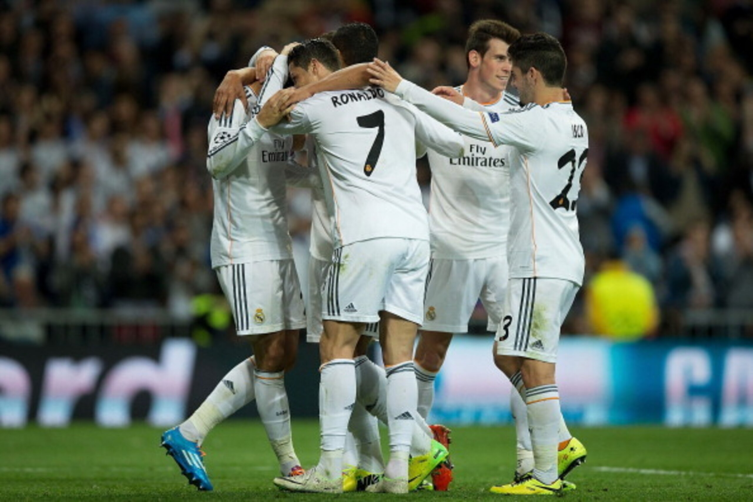 MADRID, SPAIN - MARCH 18:  Alvaro Morata (L) of Real Madrid is congratulated by teammates after scoring his team's third goal during the UEFA Champions League Round of 16, second leg match between Real Madrid and FC Schalke 04 at Estadio Santiago Bernabeu