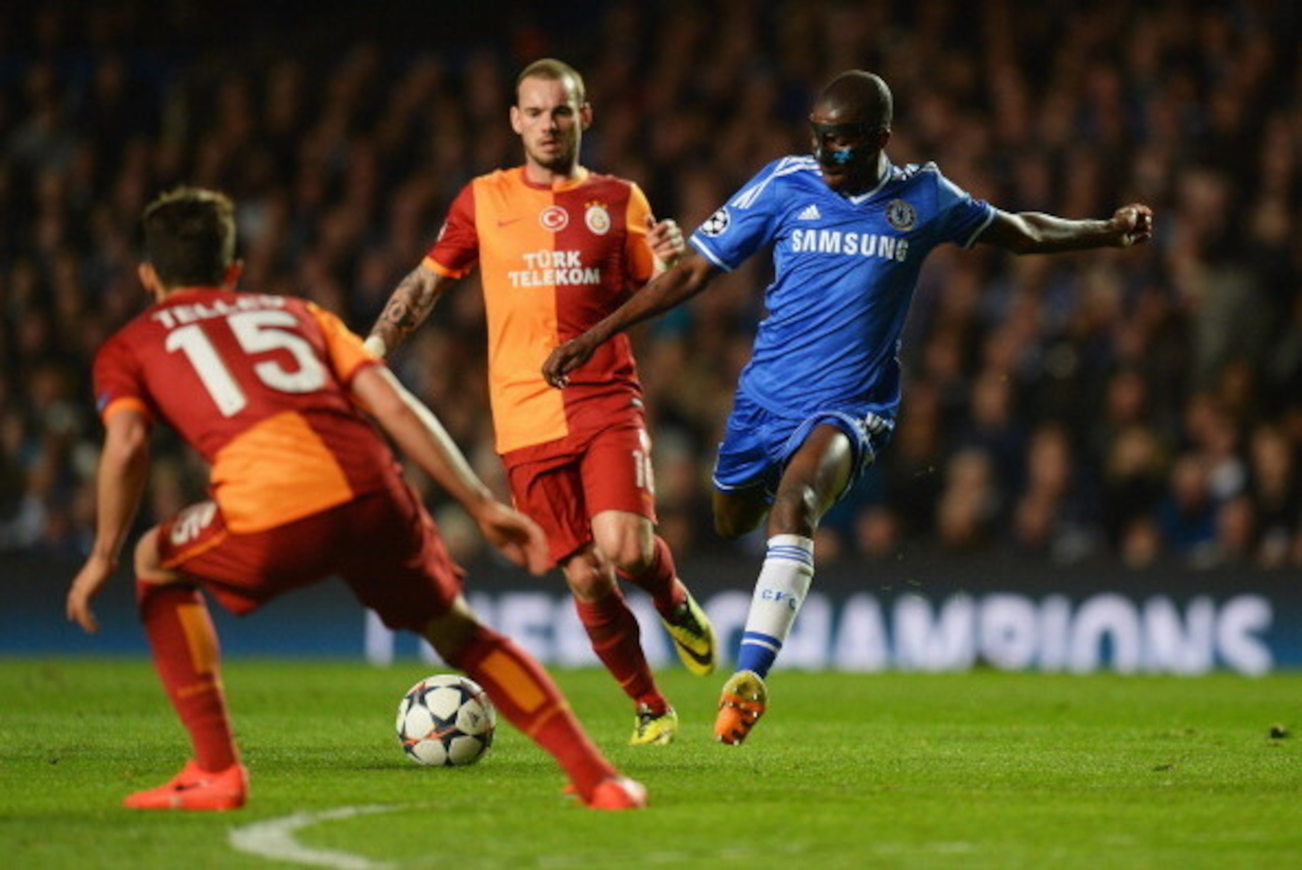 LONDON, ENGLAND - MARCH 18: Ramires of Chelsea is watched by Alex Telles (15) and Wesley Sneijder of Galatasaray (10) during the UEFA Champions League Round of 16 second leg match between Chelsea and Galatasaray AS at Stamford Bridge on March 18, 2014 in LONDON, ENGLAND - MARCH 18: Ramires of Chelsea is watched by Alex Telles (15) and Wesley Sneijder of Galatasaray (10) during the UEFA Champions League Round of 16 second leg match between Chelsea and Galatasaray AS at Stamford Bridge on March 18, 2014 in