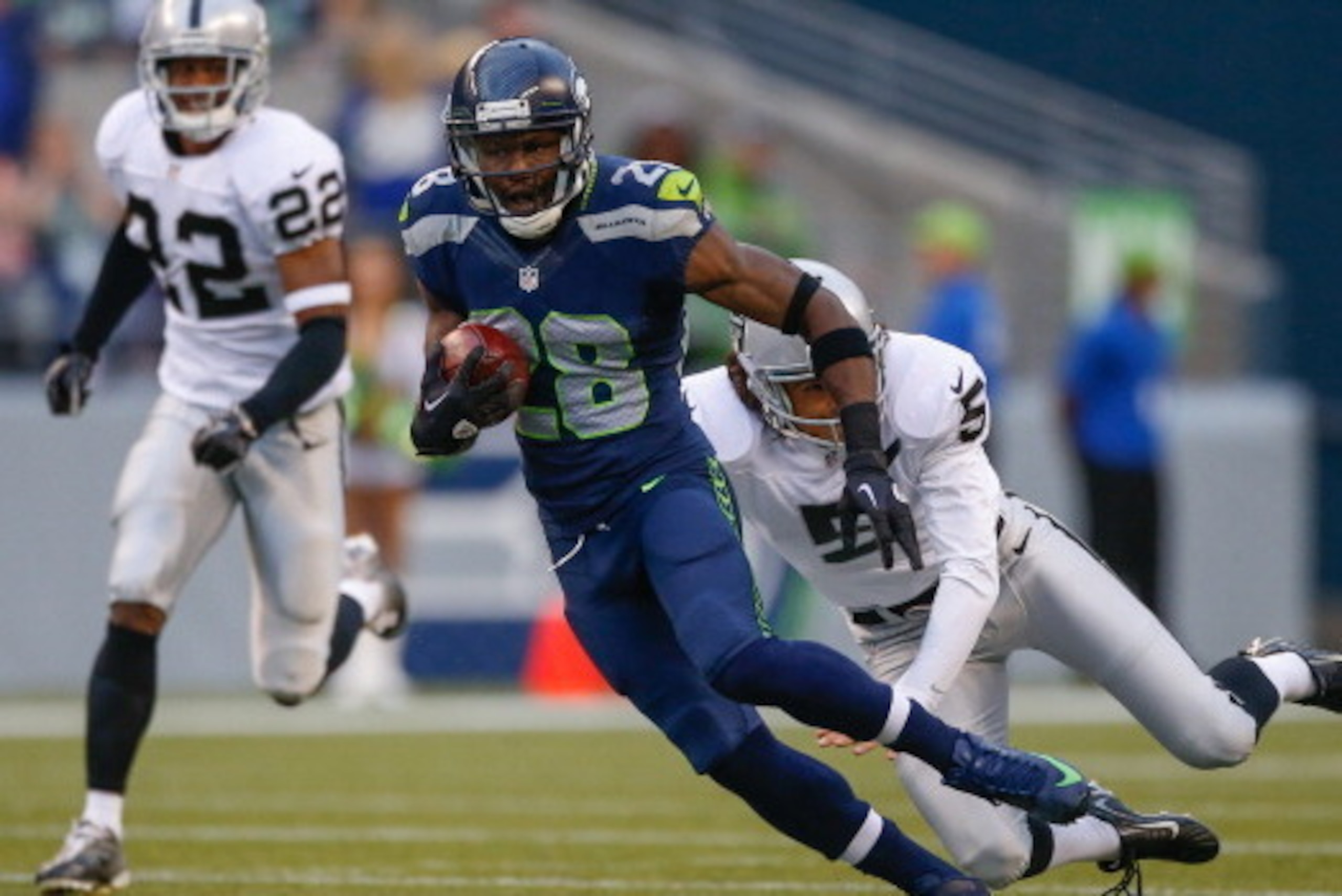 SEATTLE, WA - AUGUST 29: Punt returner Walter Thurmond #28 of the Seattle Seahawks rushes against the Oakland Raiders at CenturyLink Field on August 29, 2013 in Seattle, Washington. (Photo by Otto Greule Jr/Getty Images)