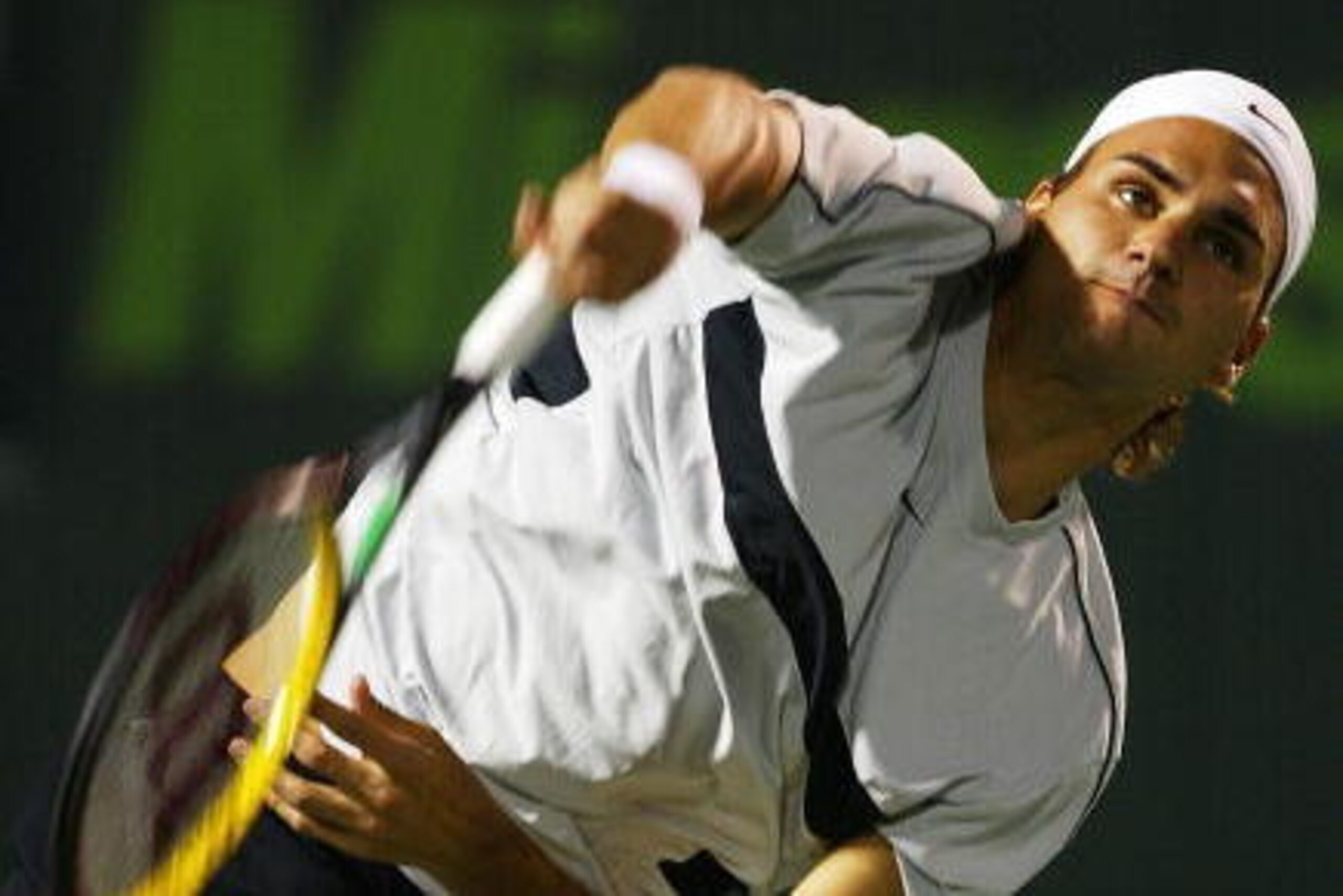 MIAMI, FLORIDA - MARCH 28: Roger Federer of Switzerland serves to Rafael Nadal of Spain during The third round of Nasdaq 100 Open on March 28, 2004 in Miami, Florida. (Photo by Al Bello/Getty Images) MIAMI, FLORIDA - MARCH 28: Roger Federer of Switzerland serves to Rafael Nadal of Spain during The third round of Nasdaq 100 Open on March 28, 2004 in Miami, Florida. (Photo by Al Bello/Getty Images)
