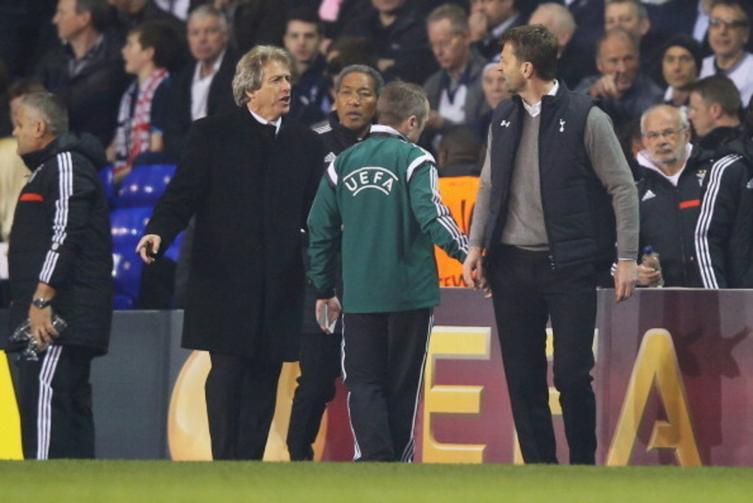 LONDON, ENGLAND - MARCH 13:  Tim Sherwood manager of Tottenham Hotspur argues with Jorge Jesus manager of Benfica during the UEFA Europa League Round of 16 first leg match between Tottenham Hotspur FC and SL Benfica at White Hart Lane on March 13, 2014 in