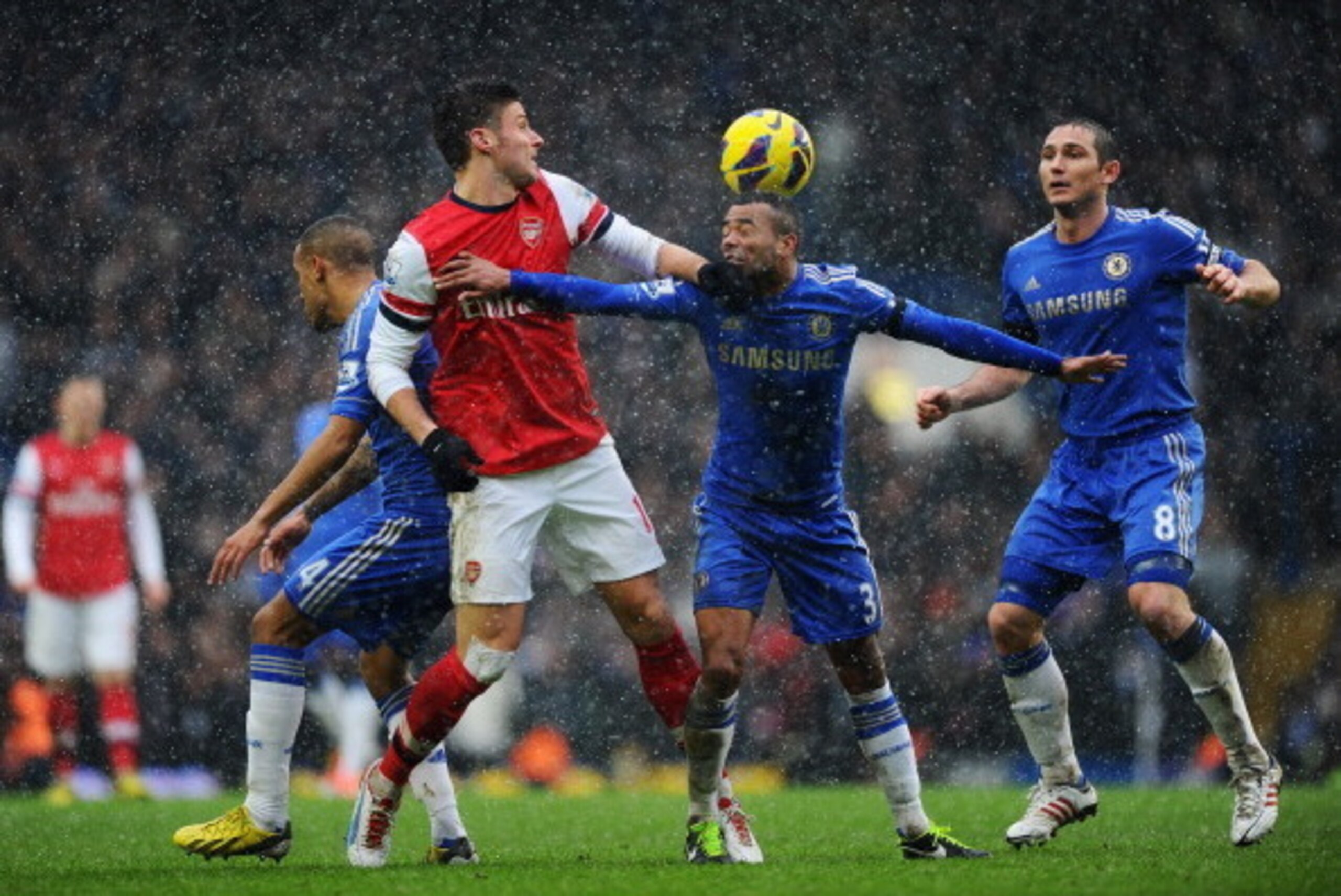 LONDON, ENGLAND - JANUARY 20:  Olivier Giroud of Arsenal battles with Ashley Cole (2R) and Frank Lampard of Chelsea (R) during the Barclays Premier League match between Chelsea and Arsenal at Stamford Bridge on January 20, 2013 in London, England.  (Photo
