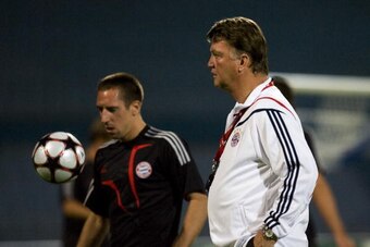 RAMAT GAN, ISRAEL - SEPTEMBER 14: (ISRAEL OUT) Head coach Louis Van Gaal and Franck Ribery of FC Bayern Munich during a training session ahead of their Champions League match against Macabi Haifa on September 14, 2009 in Ramat Gan, Israel.  (Photo by Urie
