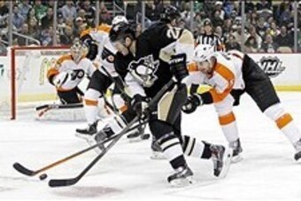 Mar 16, 2014; Pittsburgh, PA, USA; Pittsburgh Penguins right wing Lee Stempniak (22) carries the puck against the Philadelphia Flyers during the second period at the CONSOL Energy Center. The Flyers won 4-3.  Mandatory Credit: Charles LeClaire-USA TODAY S