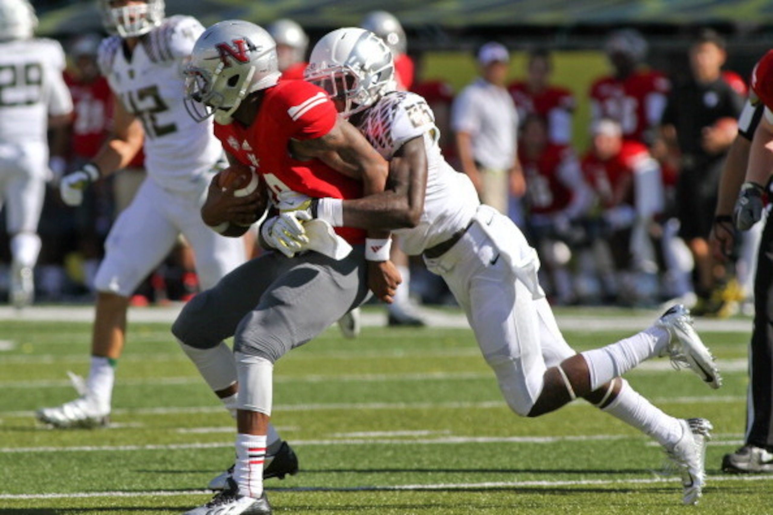 EUGENE, OR - AUGUST 31: Line backer Torrodney Prevot #86 of the Oregon Ducks sacks quarter back Kalen Henderson #19 of the Nicholls State Colonels in the fourth quarter on August 31, 2013 at Autzen Stadium in Eugene, Oregon. Oregon won 66-3.  (Photo by Ch