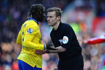 STOKE ON TRENT, ENGLAND - MARCH 01:  Referee Mike Jones talks with Bacary Sagna during the Barclays Premier League match between Stoke City and Arsenal at Britannia Stadium on March 1, 2014 in Stoke on Trent, England.  (Photo by Laurence Griffiths/Getty I