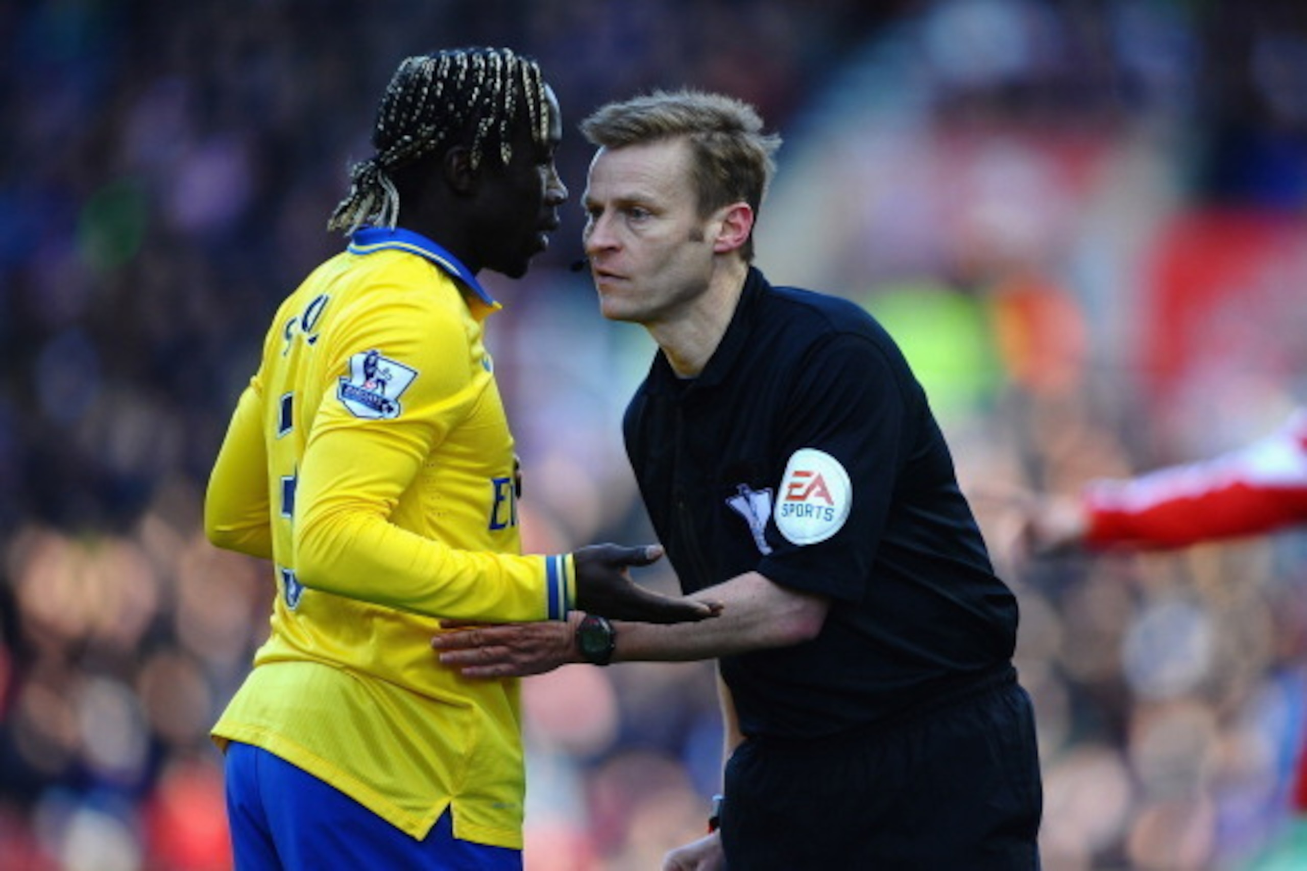 STOKE ON TRENT, ENGLAND - MARCH 01: Referee Mike Jones talks with Bacary Sagna during the Barclays Premier League match between Stoke City and Arsenal at Britannia Stadium on March 1, 2014 in Stoke on Trent, England. (Photo by Laurence Griffiths/Getty I STOKE ON TRENT, ENGLAND - MARCH 01: Referee Mike Jones talks with Bacary Sagna during the Barclays Premier League match between Stoke City and Arsenal at Britannia Stadium on March 1, 2014 in Stoke on Trent, England. (Photo by Laurence Griffiths/Getty I