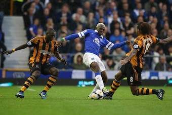 LIVERPOOL, ENGLAND - OCTOBER 19:  Arouna Kone of Everton is challenged by Tom Huddlestone of Hull City during the Barclays Premier League match between Everton and Hull City at Goodison Park on October 19, 2013 in Liverpool, England.  (Photo by Clive Brun