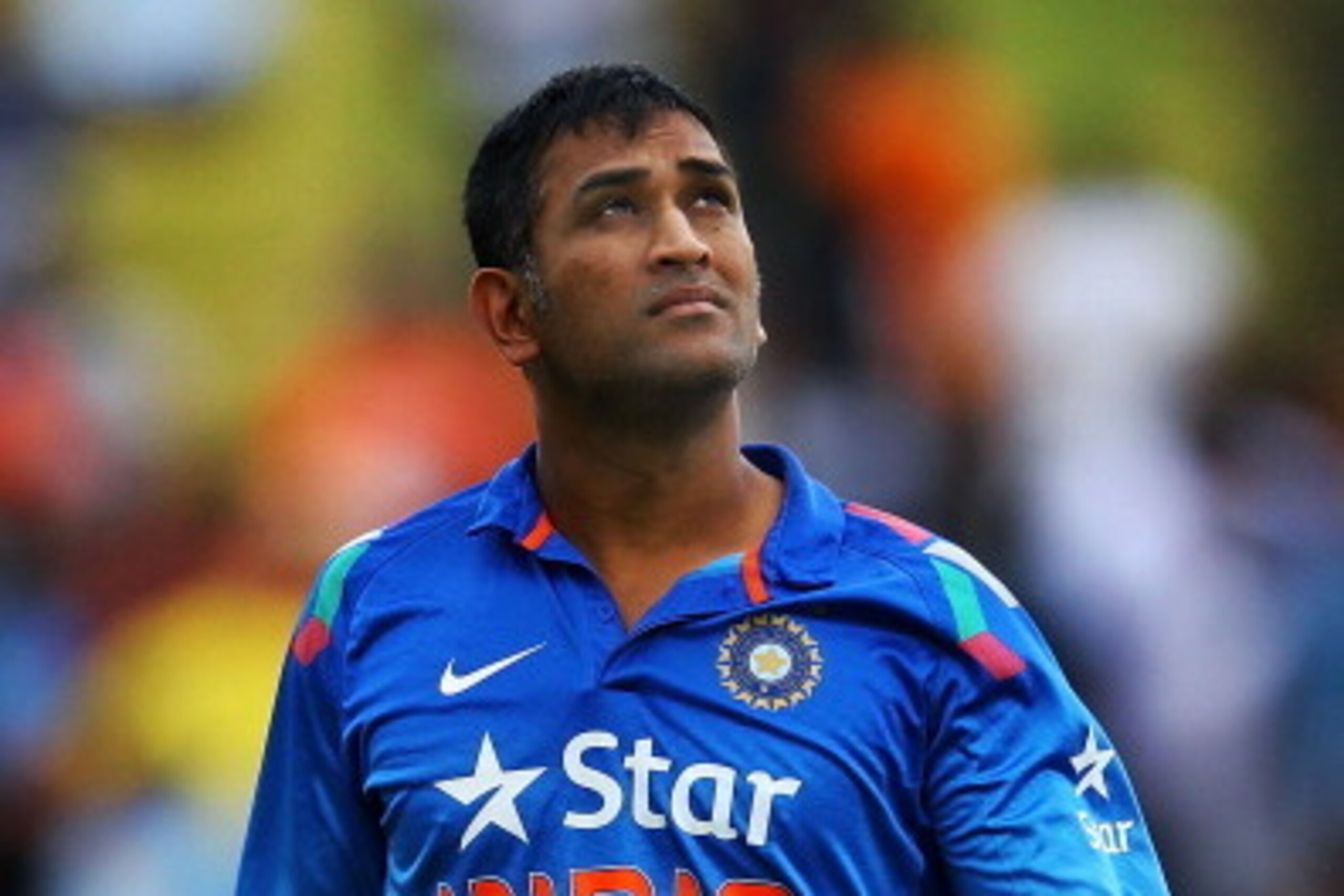 HAMILTON, NEW ZEALAND - JANUARY 22: MS Dhoni of India looks up to the sky as rain falls during the One Day International match between New Zealand and India at Seddon Park on January 22, 2014 in Hamilton, New Zealand.  (Photo by Anthony Au-Yeung/Getty Ima