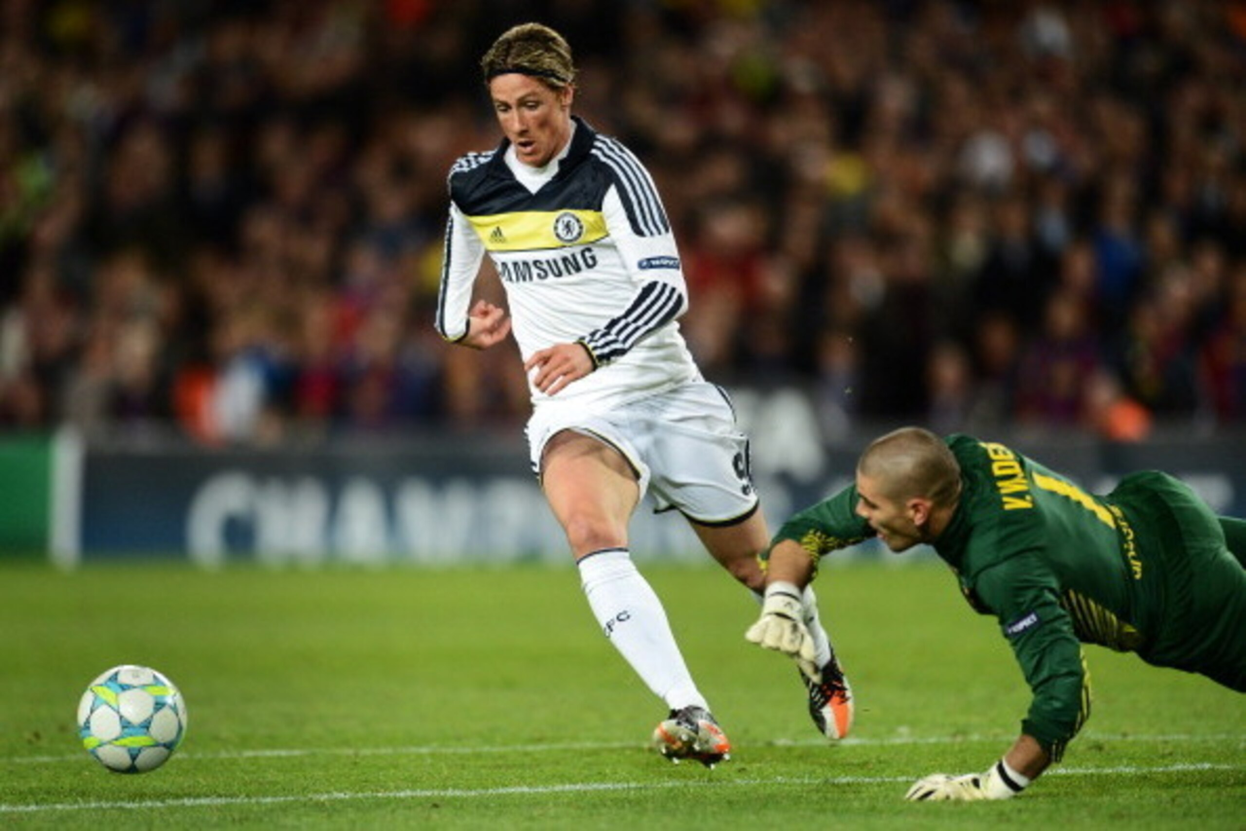 BARCELONA, SPAIN - APRIL 24:  Fernando Torres (L) of Chelsea passes by goalkeeper Victor Valdes of Barcelona to score the equalizing goal during the UEFA Champions League Semi Final second leg match between FC Barcelona and Chelsea FC at the Camp Nou stad