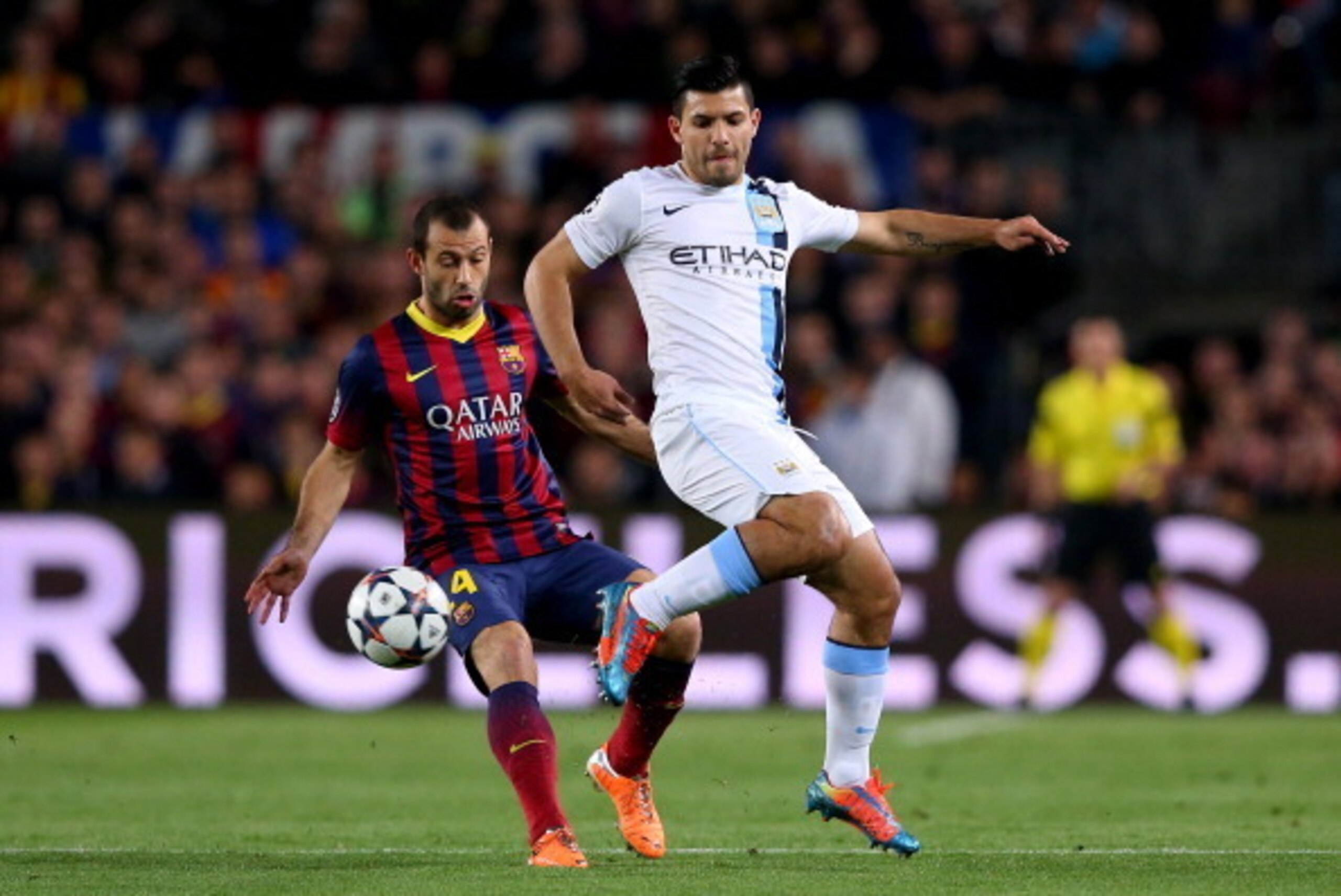 BARCELONA, SPAIN - MARCH 12:  Sergio Aguero of Manchester City controls the ball as Javier Mascherano of Barcelona closes in during the UEFA Champions League Round of 16, second leg match between FC Barcelona and Manchester City  at Camp Nou on March 12, 