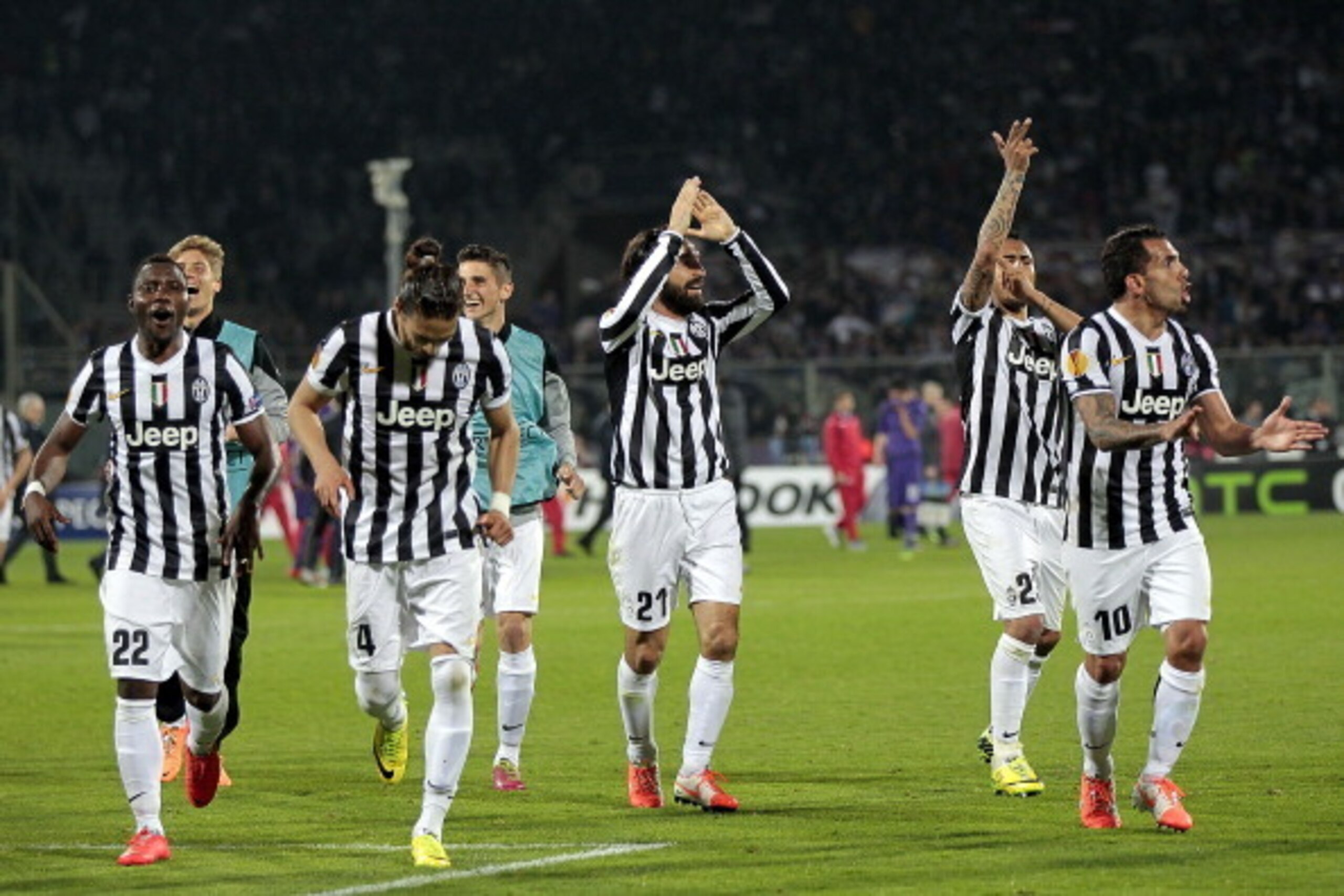 FLORENCE, ITALY - MARCH 20: Players of Juventus Fc celebrates the victory after during the UEFA Europa League Round of 16 second leg match between ACF Fiorentina and Juventus at Stadio Artemio Franchi on March 20, 2014 in Florence, Italy.  (Photo by Gabri
