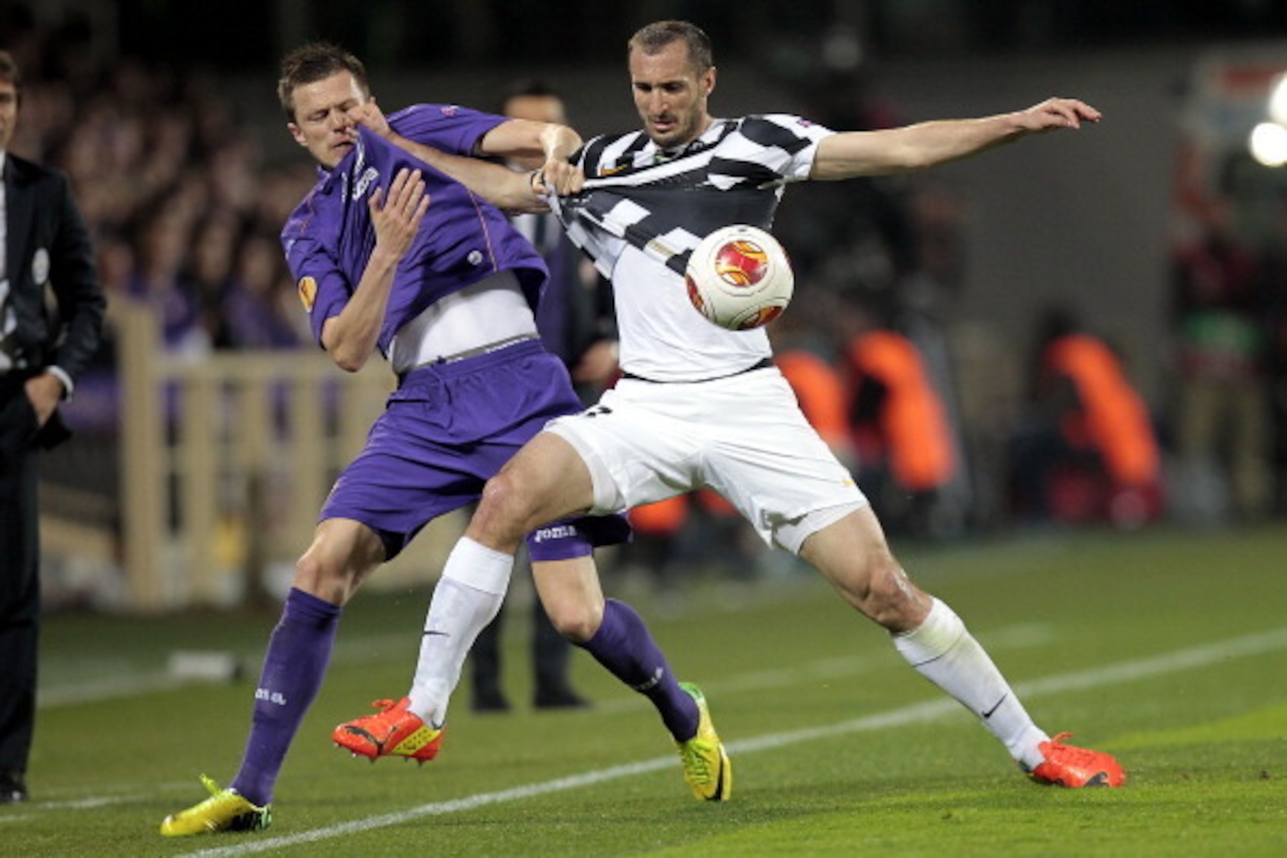FLORENCE, ITALY - MARCH 20: Gonzalo Rodriguez of ACF Fiorentina fights for the ball with Giorgio Chiellini of Juventus during the UEFA Europa League Round of 16 match between ACF Fiorentina and Juventus at Stadio Artemio Franchi on March 20, 2014 in Flore