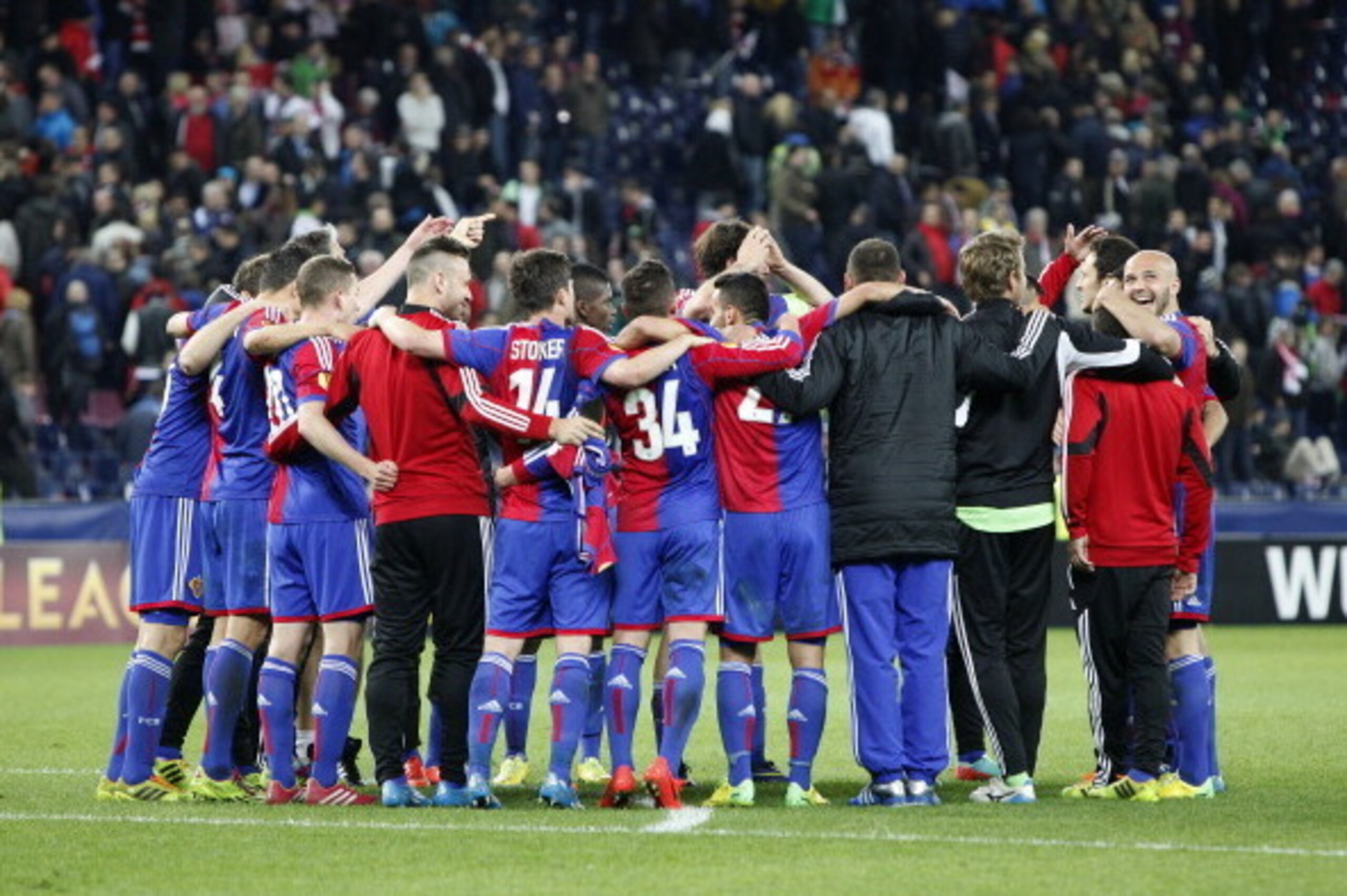 SALZBURG, AUSTRIA - MARCH 20:  Basel Players celebrate victory after the UEFA Europa League Round of 16 match between FC Salzburg and FC Basel 1893 at Stadion Salzburg on March 20, 2014 in Salzburg, Austria.  (Photo by Simon Hausberger/Getty Images)