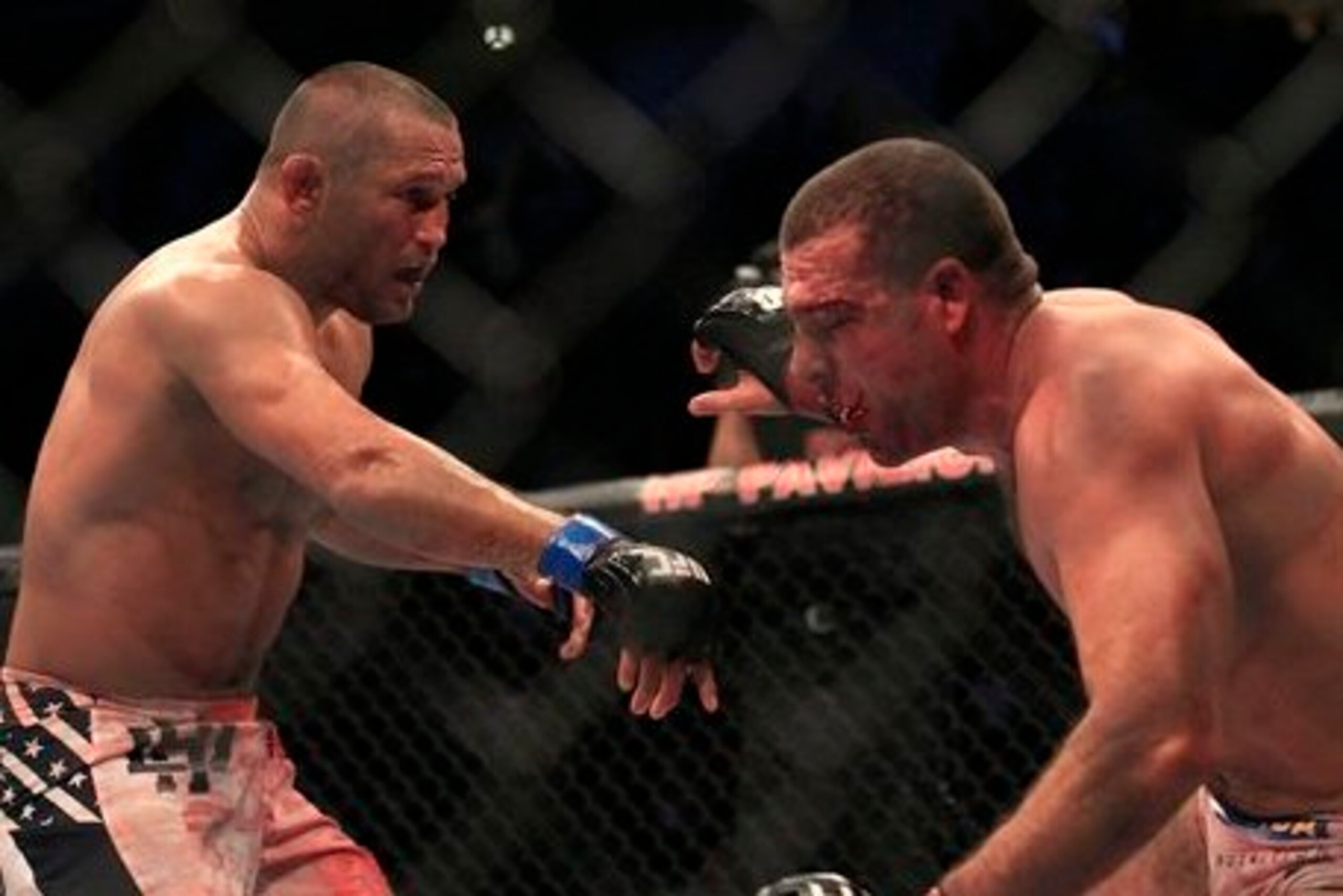 Henderson and Rua Battle it out at UFC 139