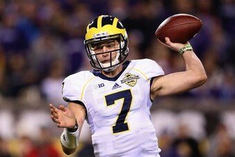 TEMPE, AZ - DECEMBER 28:  Quarterback Shane Morris #7 of the Michigan Wolverines throws a pass during the Buffalo Wild Wings Bowl against the Kansas State Wildcats at Sun Devil Stadium on December 28, 2013 in Tempe, Arizona. The Wildcats defeated the Wolv