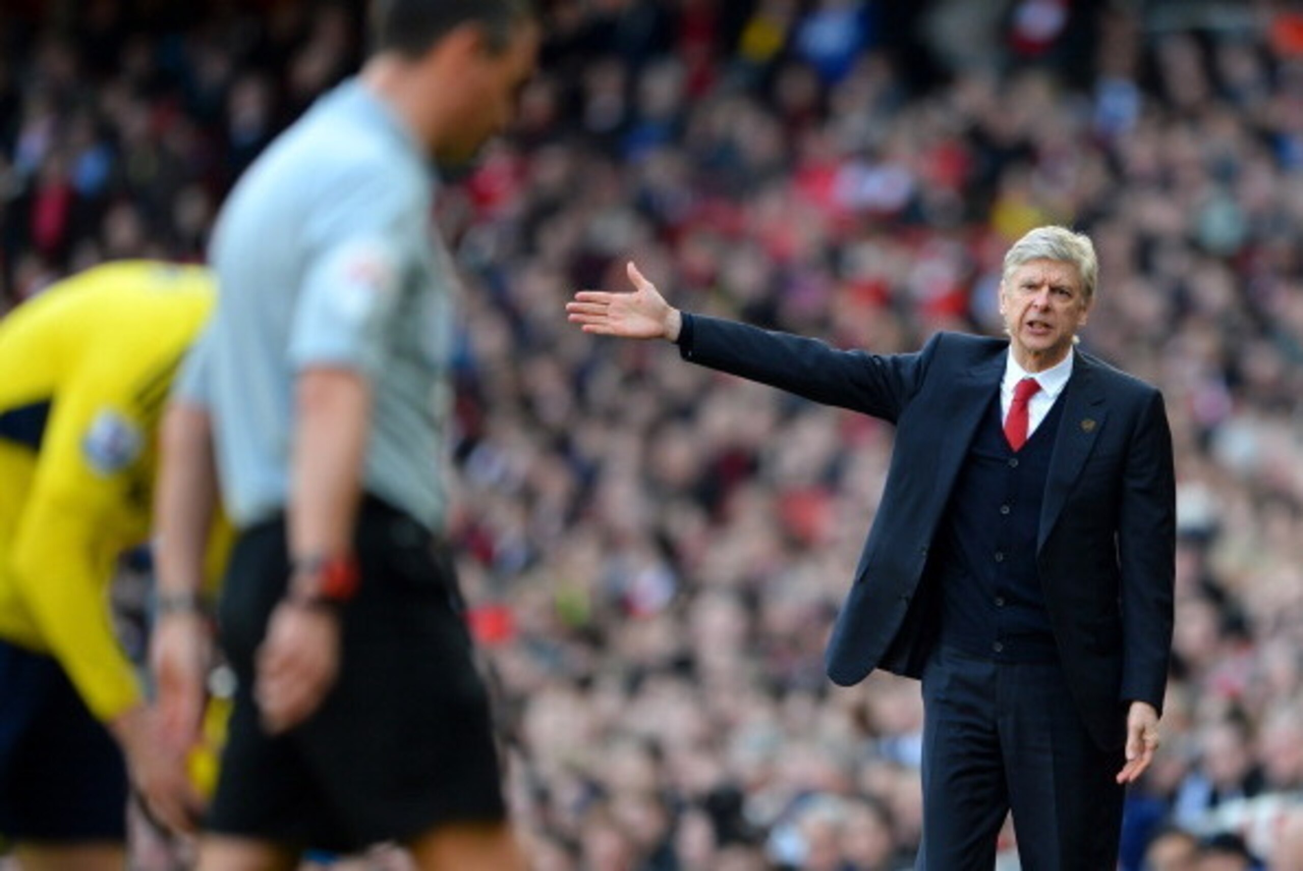 LONDON, ENGLAND - FEBRUARY 22:  Arsene Wenger manager of Arsenal gestures to the referee during the Barclays Premier League match between Arsenal and Sunderland at Emirates Stadium on February 22, 2014 in London, England.  (Photo by Michael Regan/Getty Im
