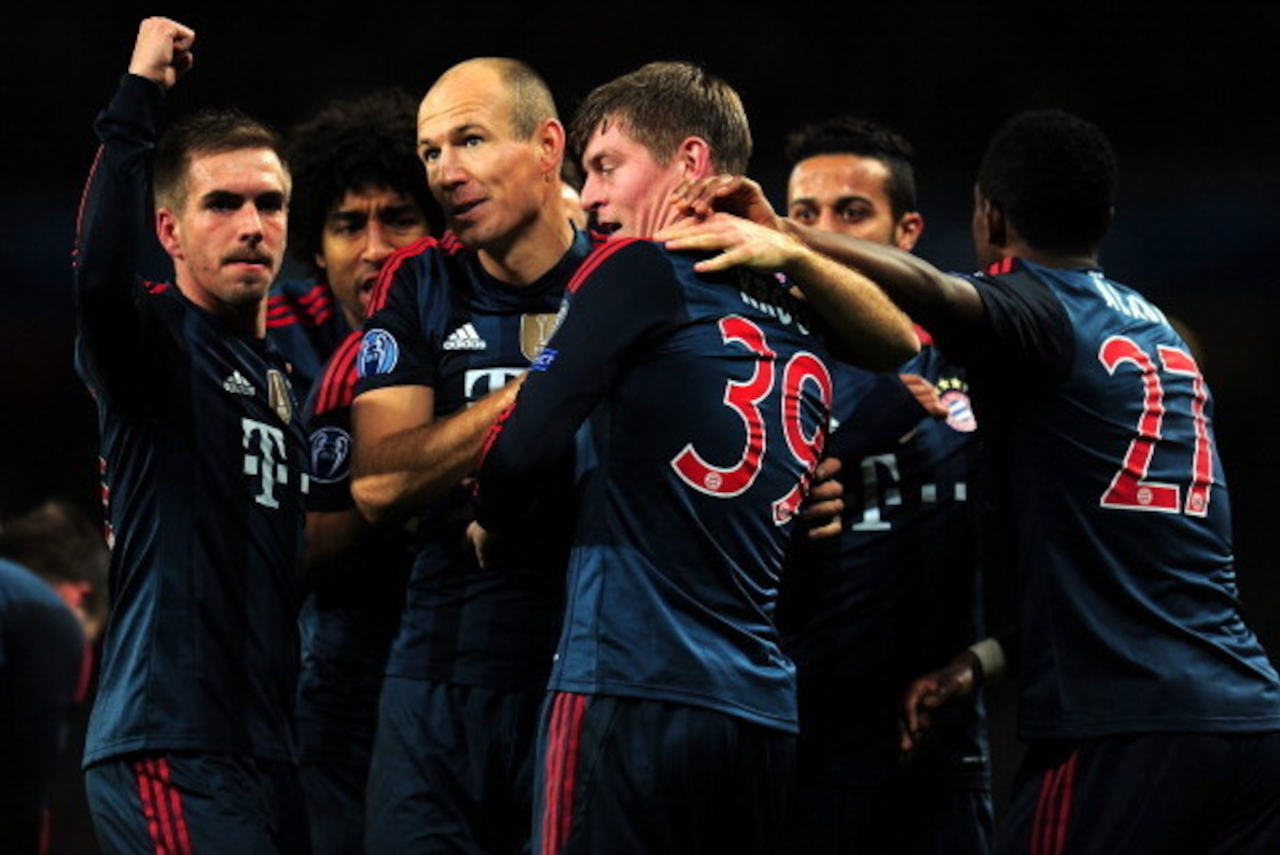 LONDON, ENGLAND - FEBRUARY 19:  Arjen Robben of Bayern Muenchen congratulates Toni Kroos of Bayern Muenchen on scoring their first goal during the UEFA Champions League Round of 16 first leg match between Arsenal and FC Bayern Muenchen at Emirates Stadium