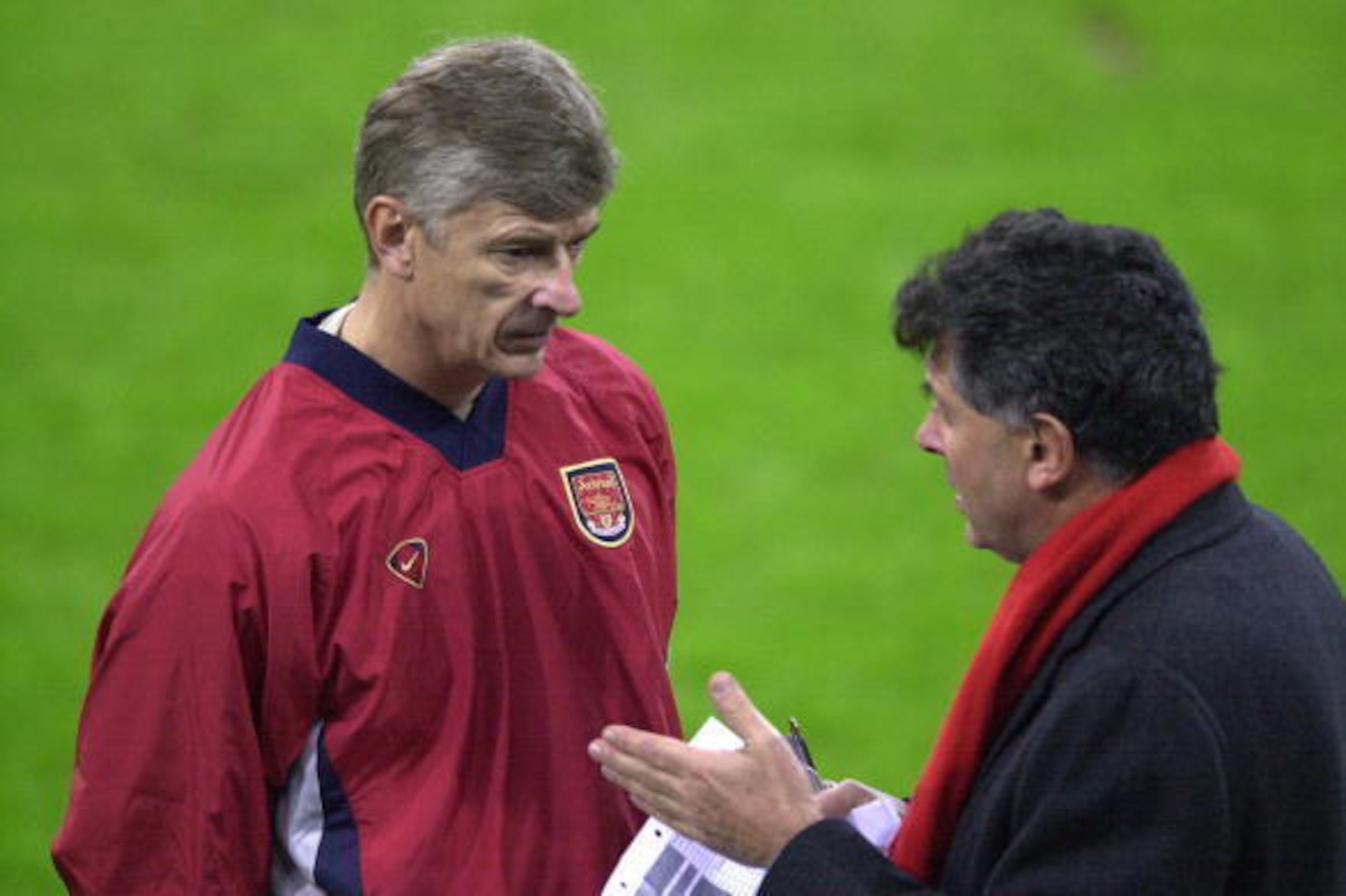 29 Oct 2001:  Manager Arsene Wenger of Arsenal talks to David Dein during training for tomorrows UEFA Champions League match against FC Schalke 04 at Arena AufSchalke, Gelsenkirchen, Germany. DIGITAL IMAGE  Mandatory Credit: Shaun Botterill/ALLSPORT