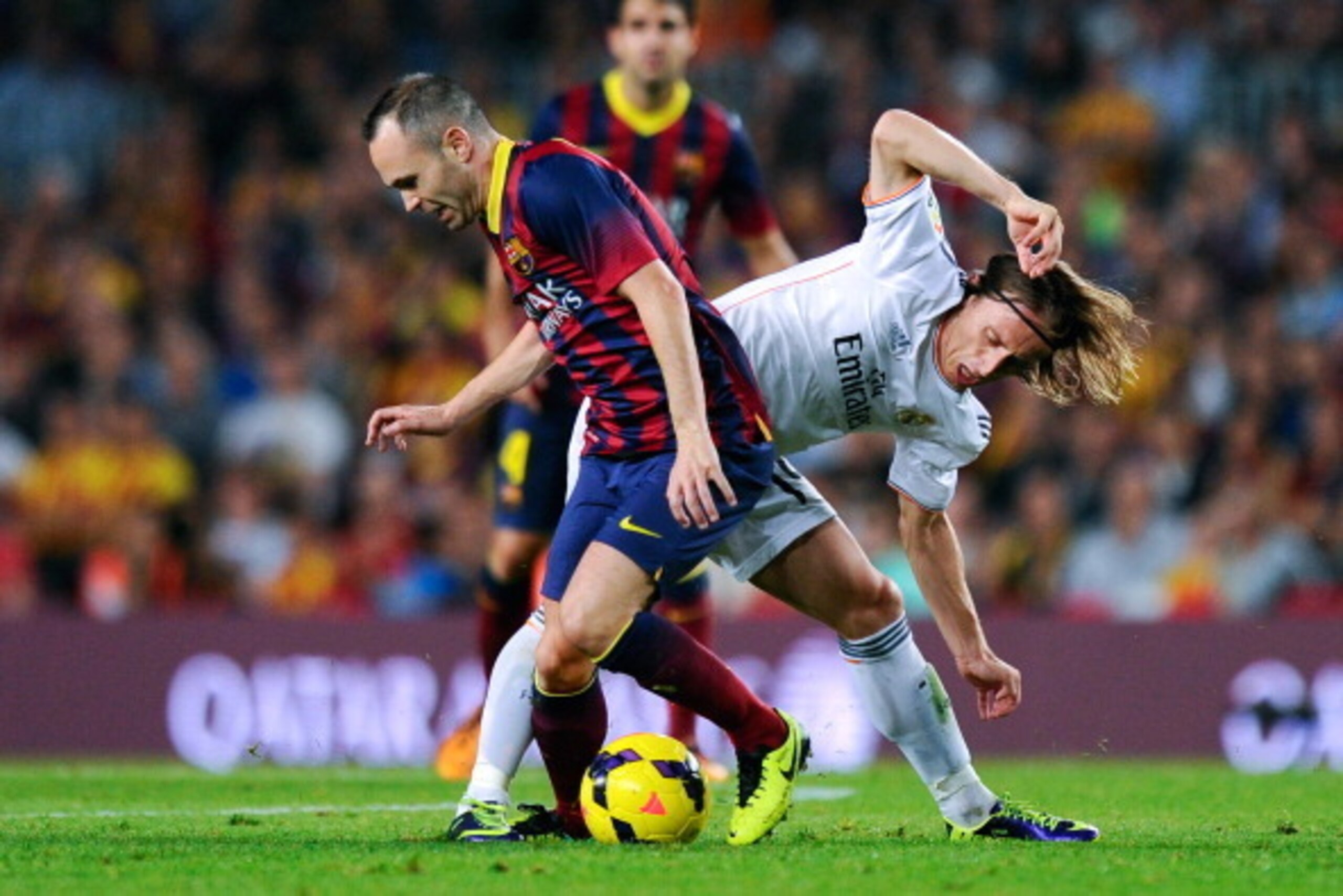 BARCELONA, SPAIN - OCTOBER 26:  Andres Iniesta of FC Barcelona (L) duels for the ball with Luka Modric of Real Madrid CF during the La Liga match between FC Barcelona and Real Madrid CF at Camp Nou on October 26, 2013 in Barcelona, Spain.  (Photo by David