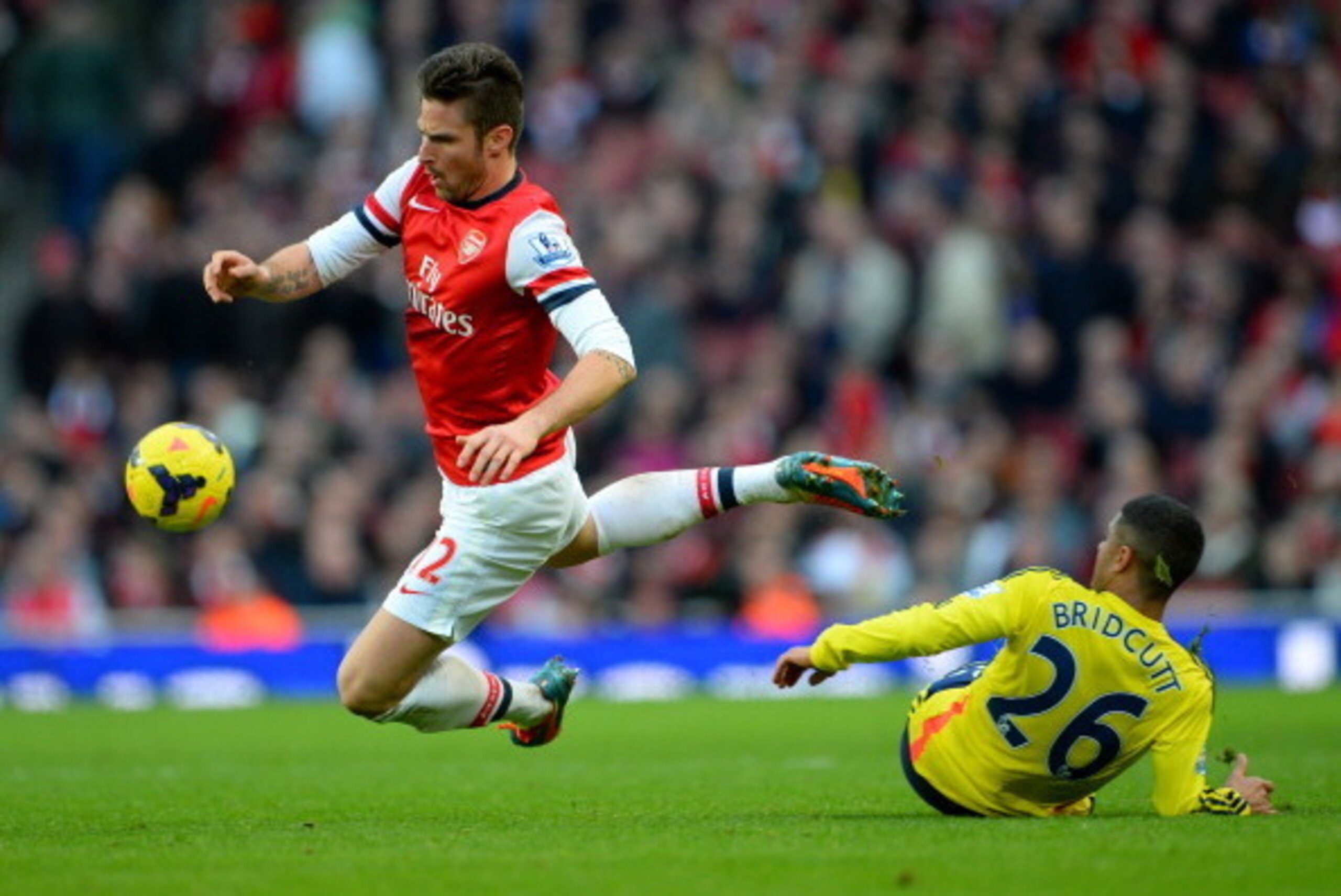 LONDON, ENGLAND - FEBRUARY 22:  Olivier Giroud of Arsenal (L) is challenged by Liam Bridcutt of Sunderland during the Barclays Premier League match between Arsenal and Sunderland at Emirates Stadium on February 22, 2014 in London, England.  (Photo by Mich