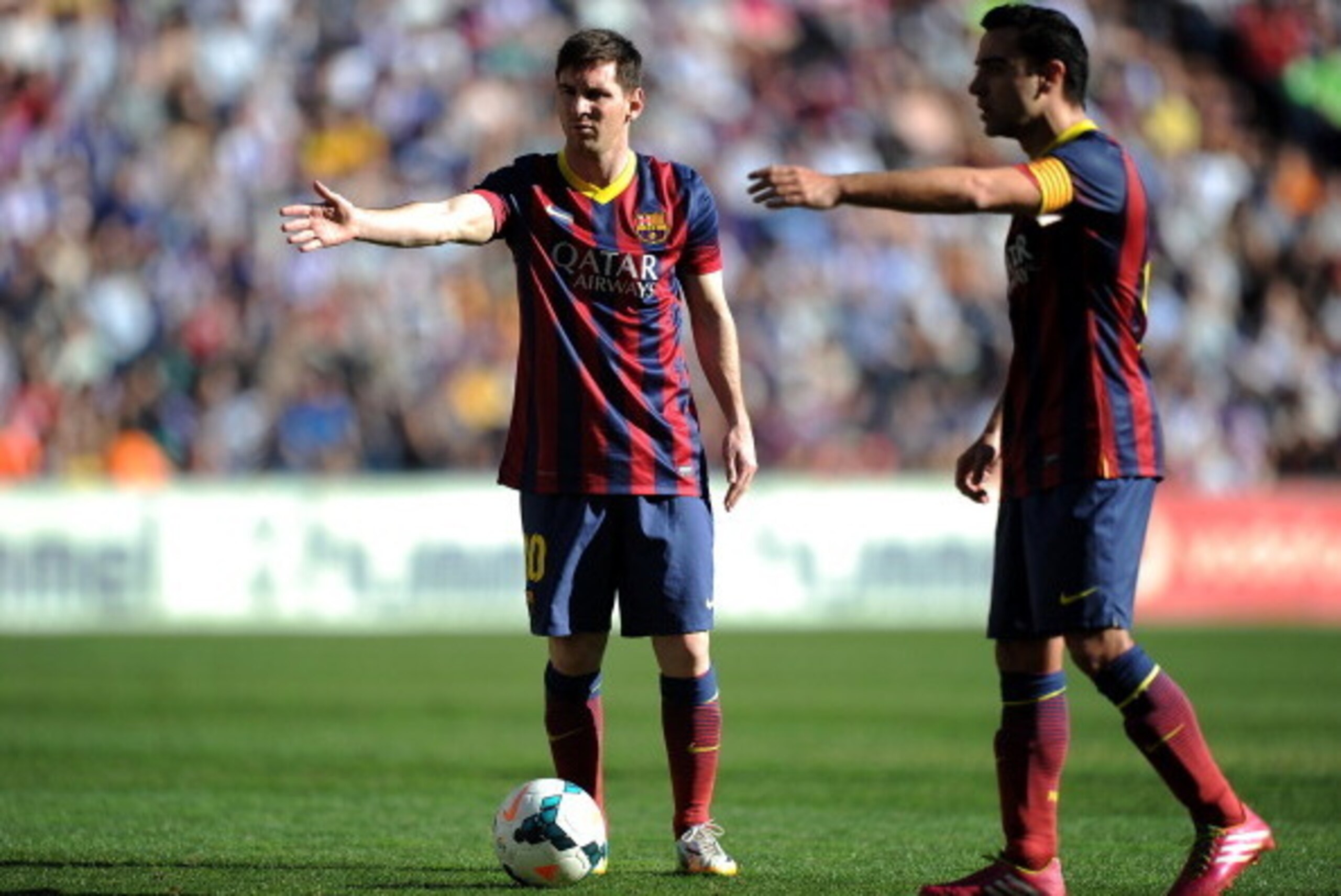 VALLADOLID, SPAIN - MARCH 08: Lionel Messi (L) of FC Barcelona lines up a free kick with Xavi Hernandez during the La Liga match between Real Valladolid CF and FC Barcelona at estadio Nuevo Jose Zorillo on March 8, 2014 in Valladolid, Spain. (Photo by D VALLADOLID, SPAIN - MARCH 08: Lionel Messi (L) of FC Barcelona lines up a free kick with Xavi Hernandez during the La Liga match between Real Valladolid CF and FC Barcelona at estadio Nuevo Jose Zorillo on March 8, 2014 in Valladolid, Spain. (Photo by D