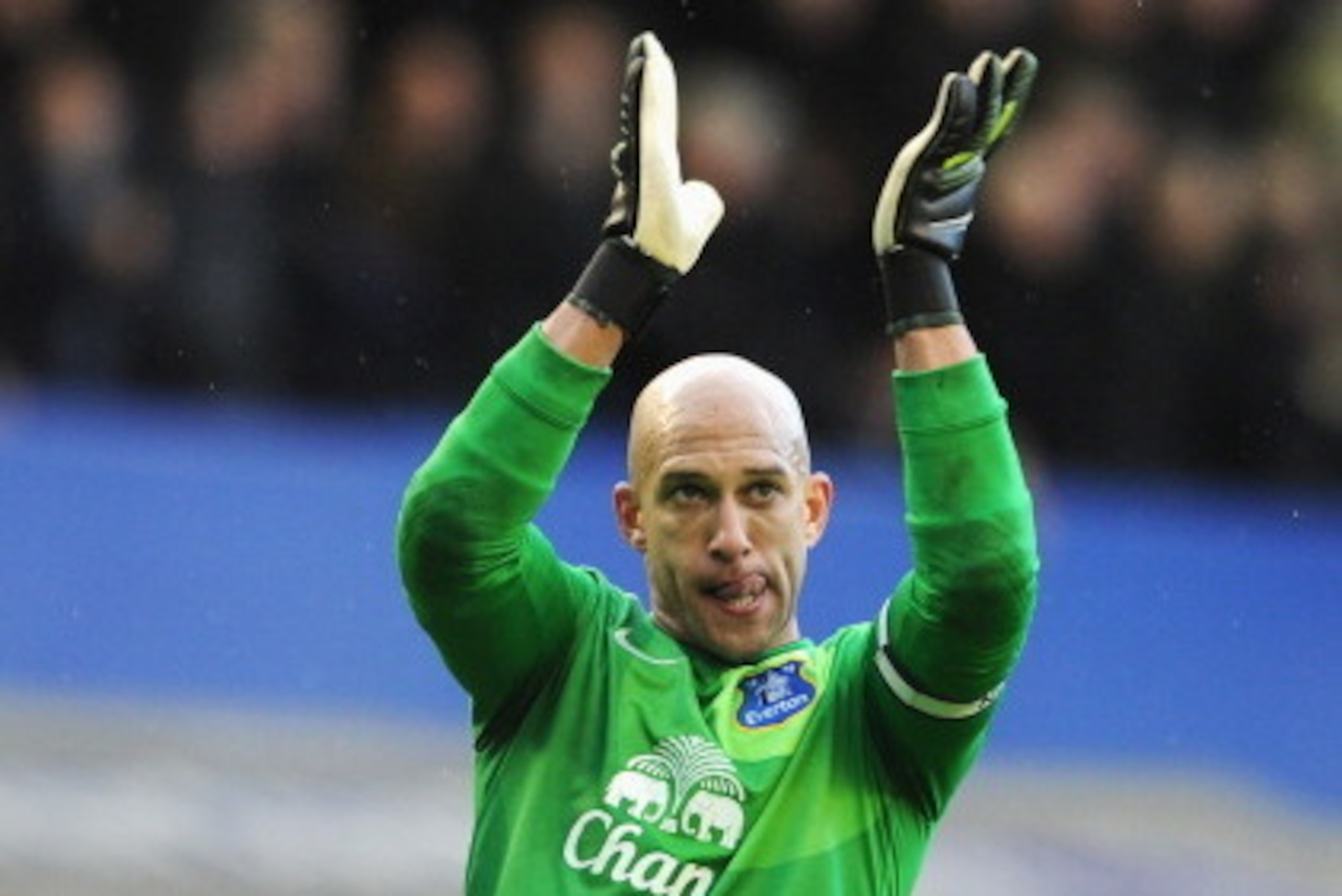 LIVERPOOL, ENGLAND - MARCH 22: Tim Howard of Everton celebrates victory after the Barclays Premier League match between Everton and Swansea City at Goodison Park on March 22, 2014 in Liverpool, England.  (Photo by Chris Brunskill/Getty Images)