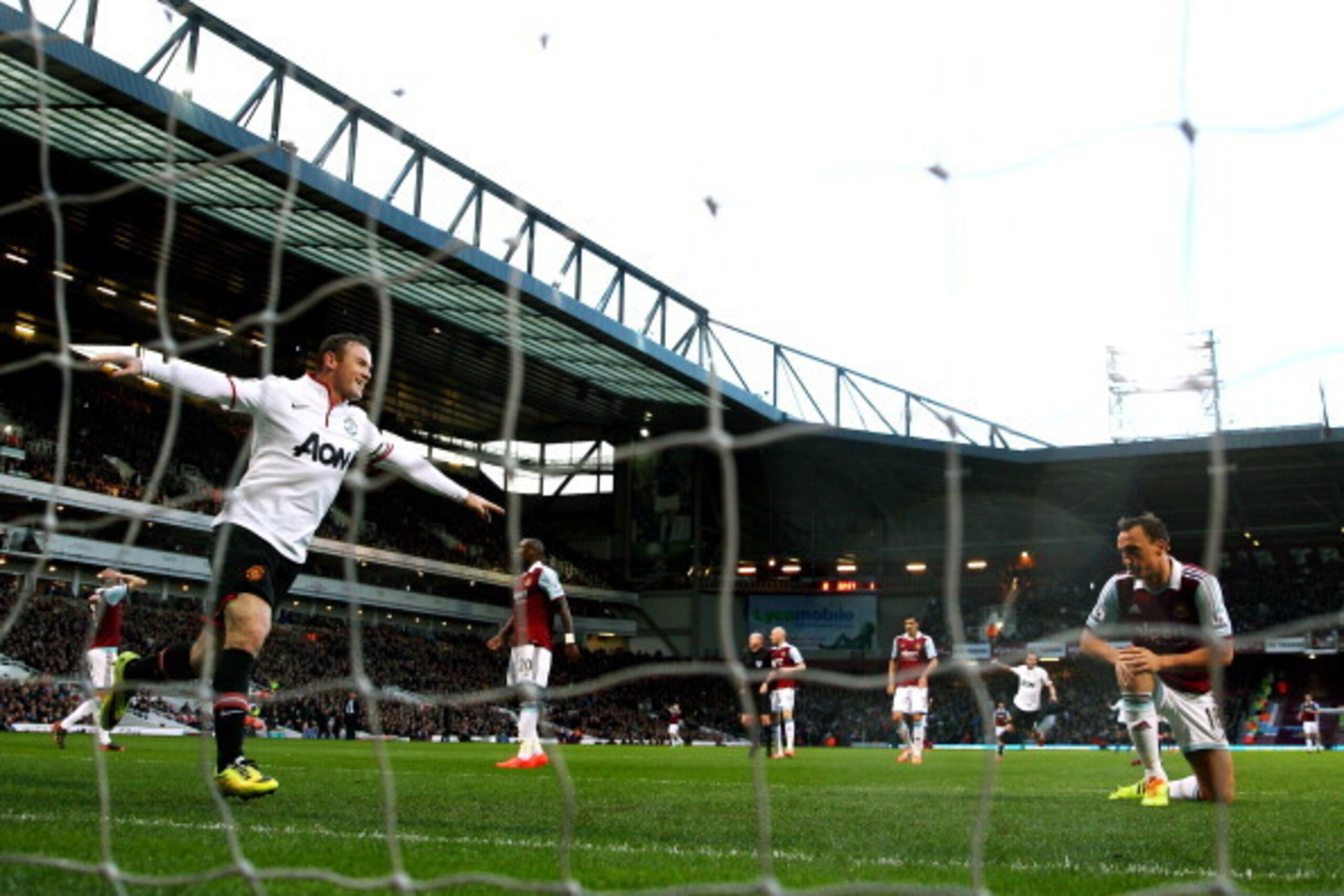 LONDON, ENGLAND - MARCH 22:  Wayne Rooney of Manchester United celebrates after scoring his team's second goal during the Barclays Premier League match between West Ham United and Manchester United at Boleyn Ground on March 22, 2014 in London, England.  (