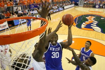 GAINESVILLE, FL - MARCH 08: Julius Randle #30 of the Kentucky Wildcats shoots the ball during the game against the Florida Gators at the Stephen C. O'Connell Center on March 8, 2014 in Gainesville, Florida. (Photo by Rob Foldy/Getty Images)
