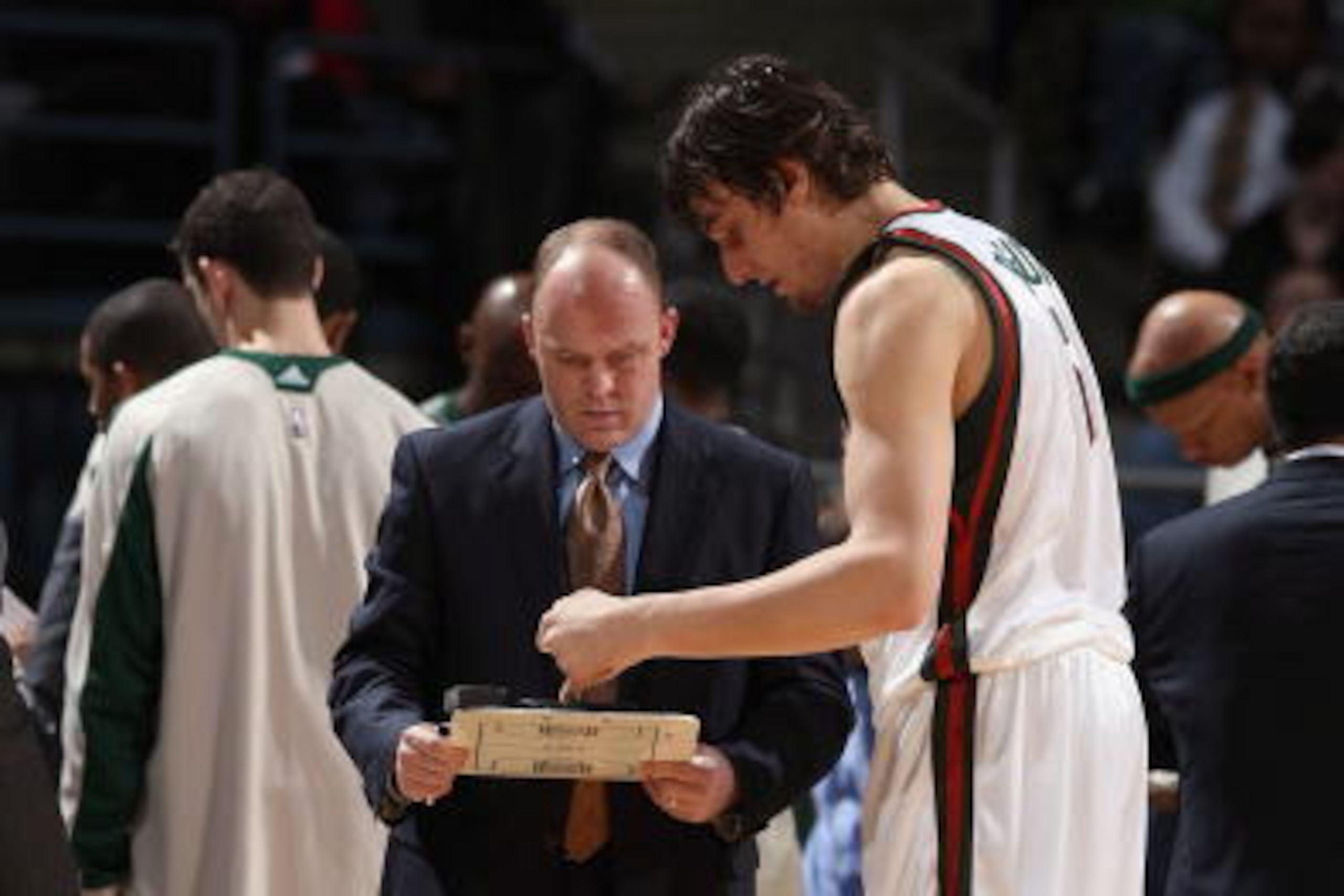 MILWAUKEE, WI - DECEMBER 27:  Head coach Scott Skiles and Andrew Bogut #6 of the Milwaukee Bucks discuss strategy during the game against the Detroit Pistons on December 27, 2008 at the Bradley Center in Milwaukee, Wisconsin. The Pistons won 87-76. NOTE T